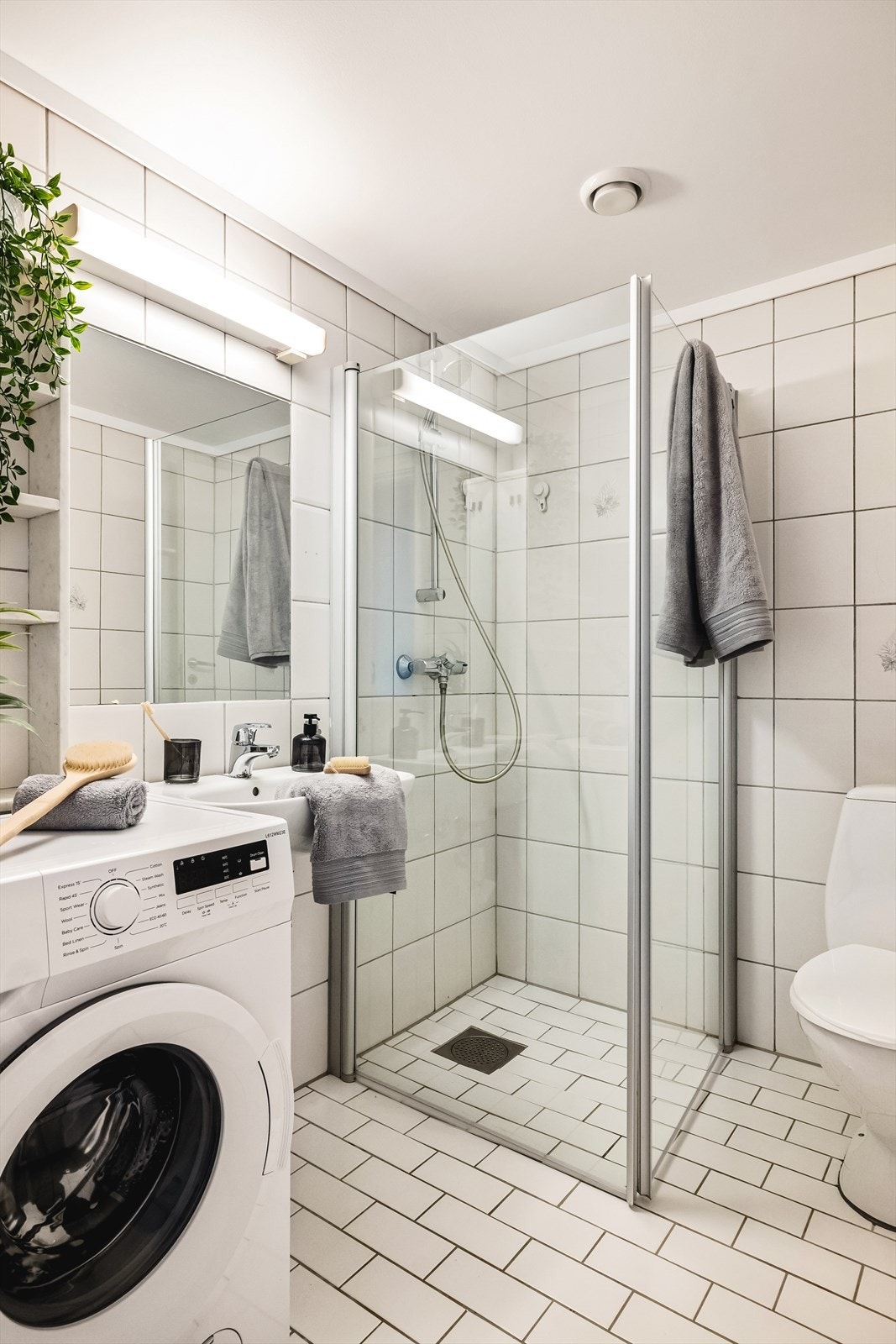 Badet har flislagte vegger og gulv med gulvvarme. Her er også opplegg for vaskemaskin. Galleribilde