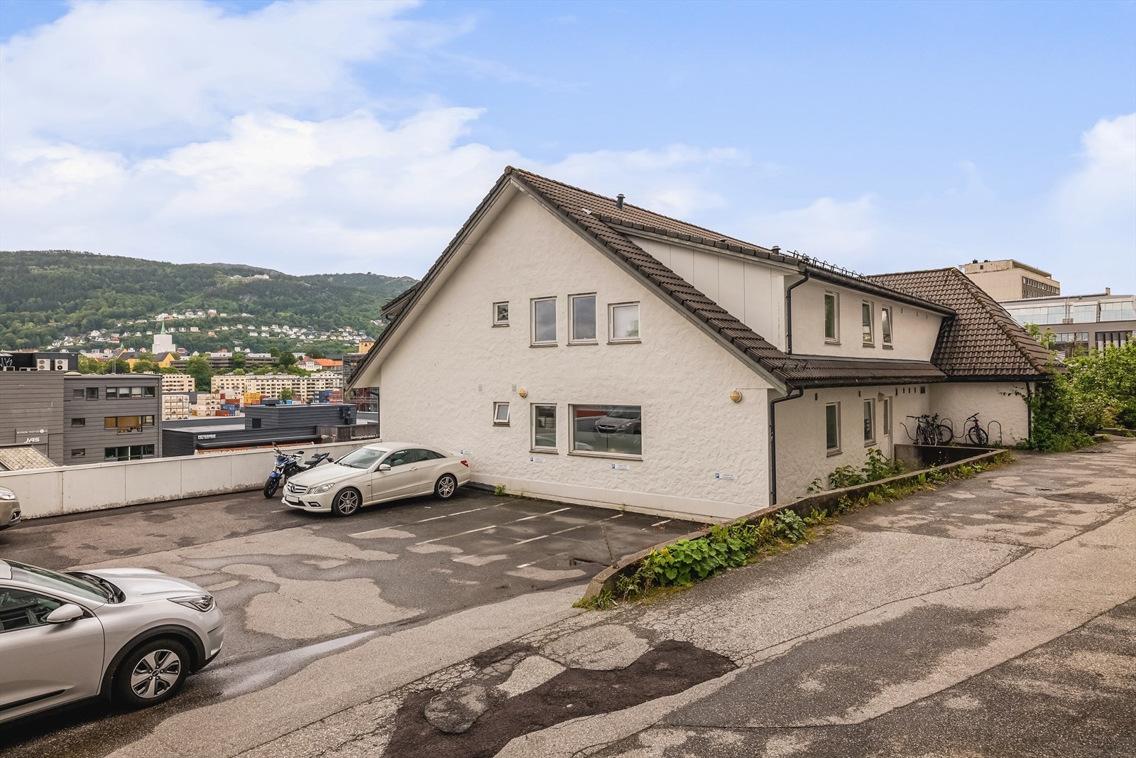 Leiligheten disponerer også en fast parkeringsplass på nedsiden av bygget. Galleribilde