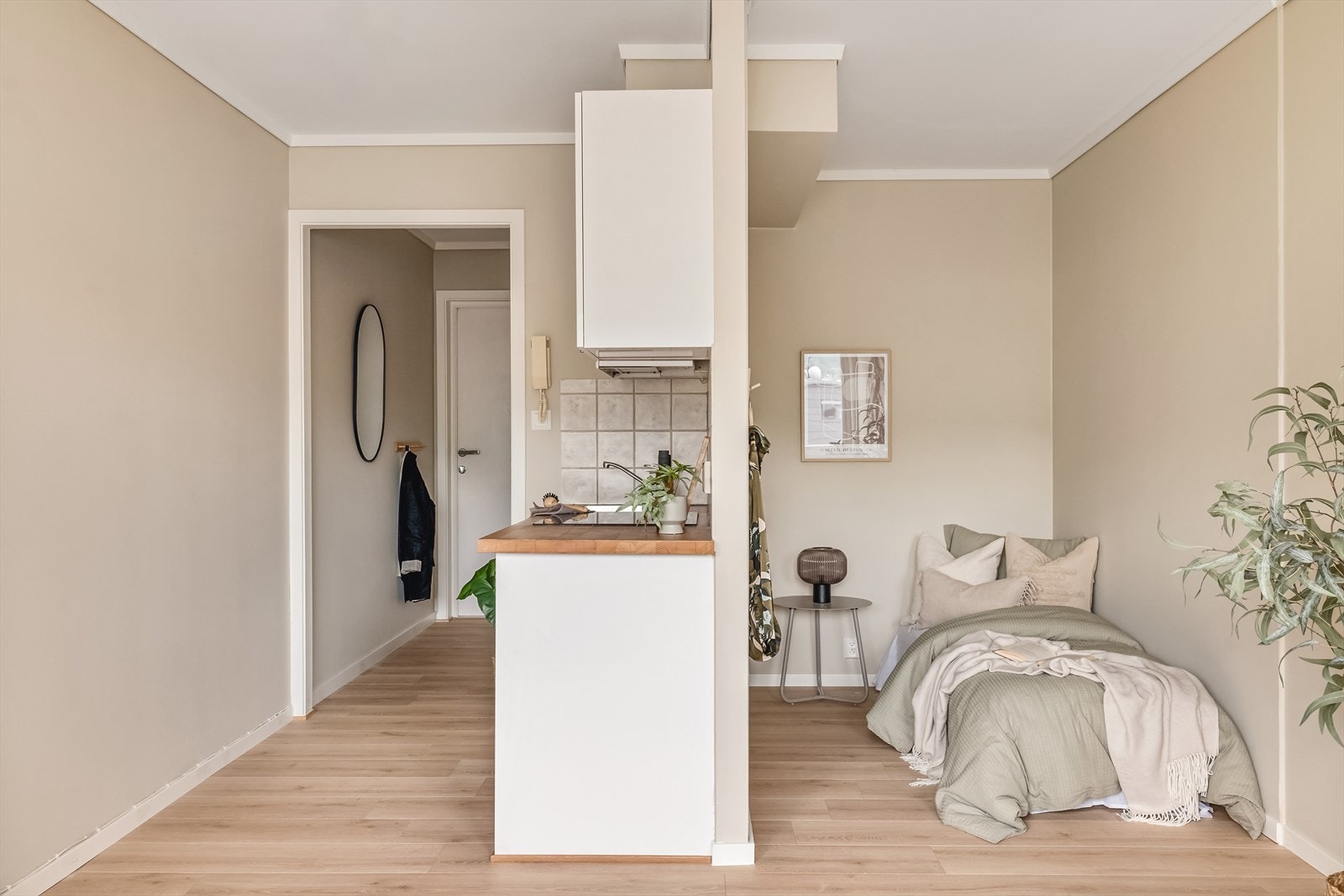 Sovealkove med plass til seng. Garderobe kan monteres på veggen for smart oppbevaring. Galleribilde