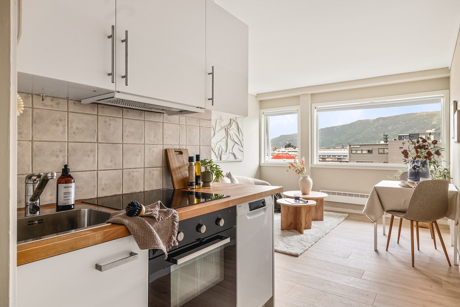 Her er integrert stekeovn og platetopp, oppvaskmaskin under kjøkkenbenk og ventilator i overskap som drives av separat aggregat plassert i overskap. Frittstående kjøleskap med fryser er plassert i gang. Galleribilde