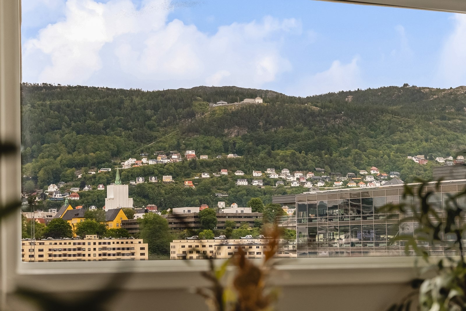 Leiligheten har østvendt beliggenhet med fantastisk utsikt over nærområdet, Puddefjorden og Fløyen. Galleribilde