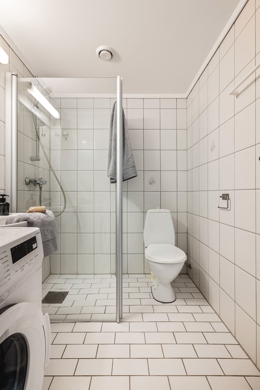 Fra gangen er det tilkomst til leilighetens bad. Galleribilde