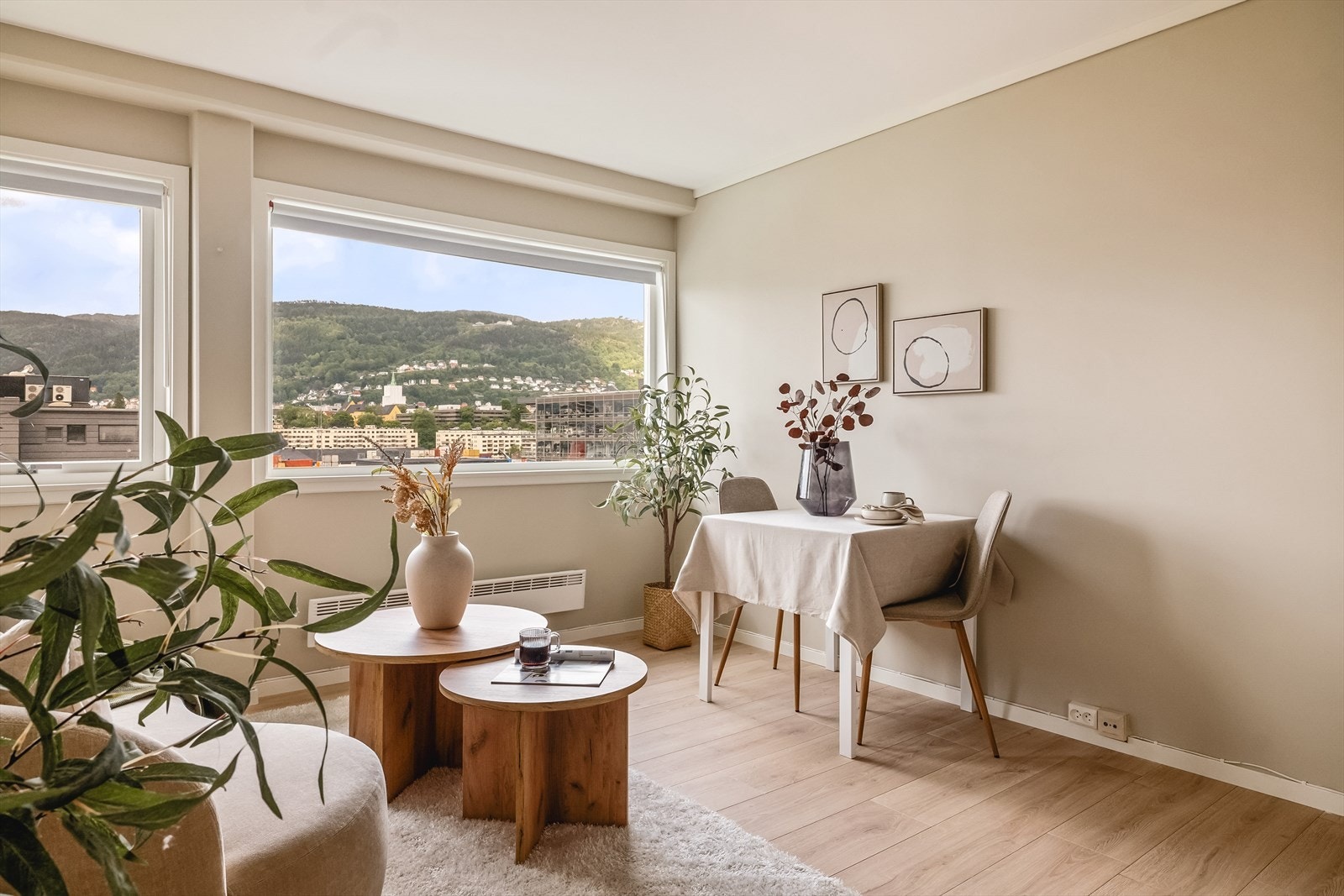 Det er plass til å innrede leiligheten med en liten spisegruppe mellom stue og kjøkken. Galleribilde