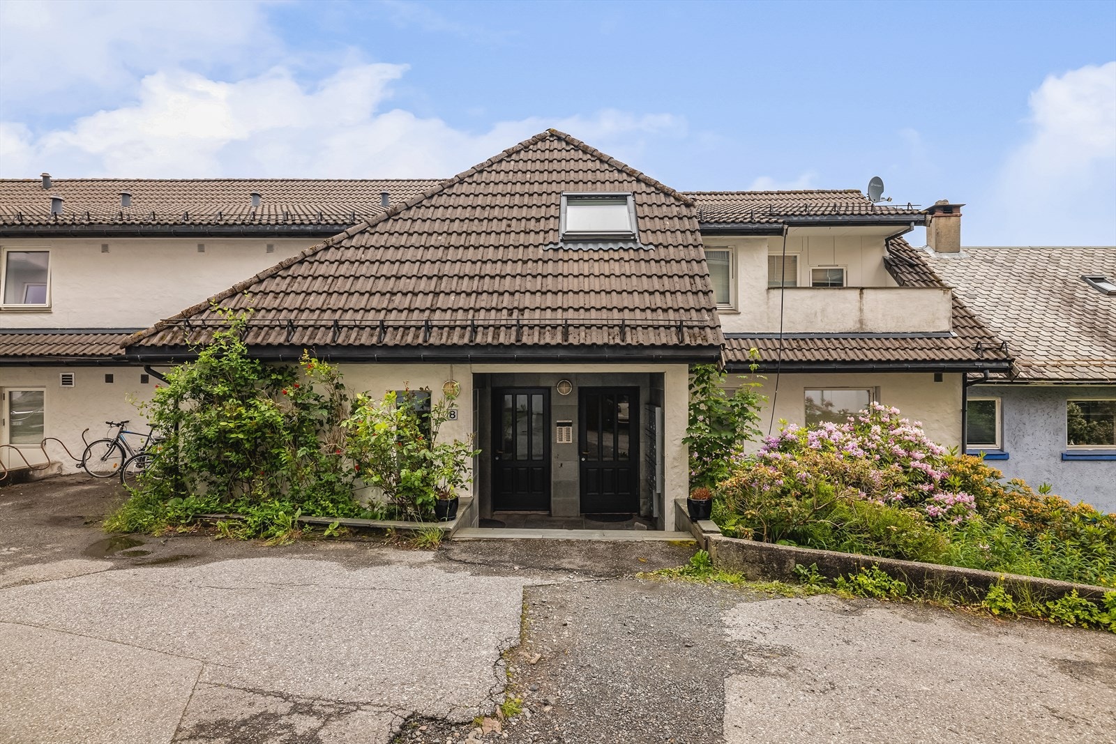 Sameiet Fyllingsveien 8 består av 2 næringsseksjoner og 14 boligseksjoner. Galleribilde