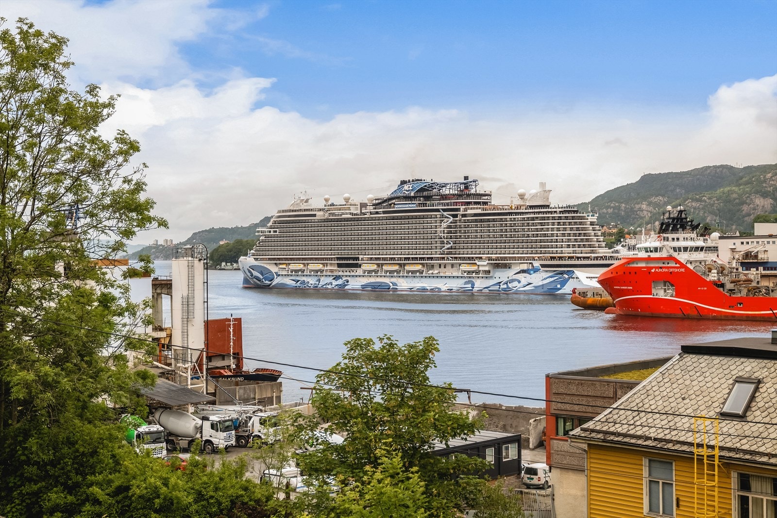 Leiligheten ligger i 2. etasje og inneholder entré, bad, kjøkken, stue og sovealkove. Galleribilde
