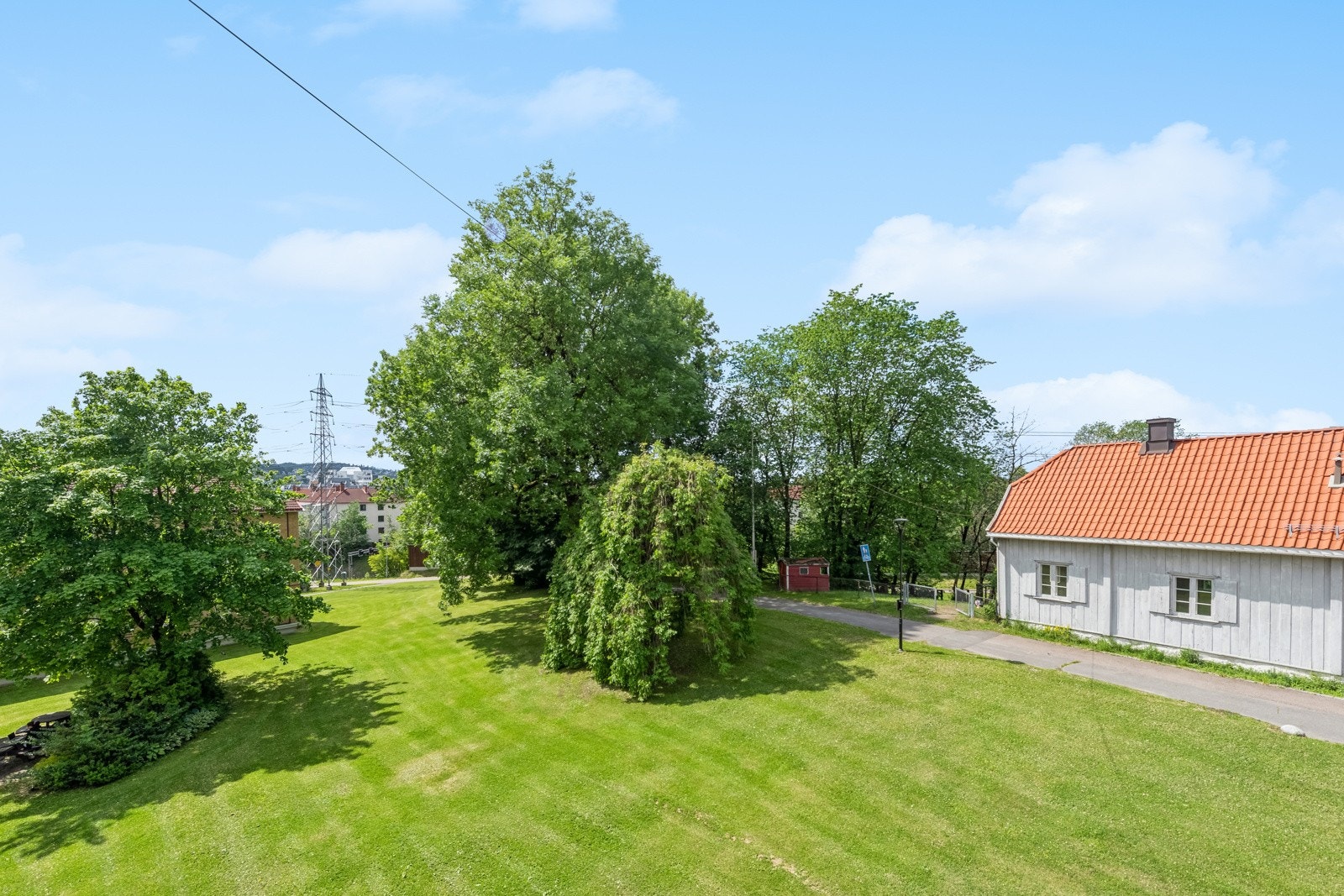 Utsikt til flott opparbeidet gressplen. Galleribilde
