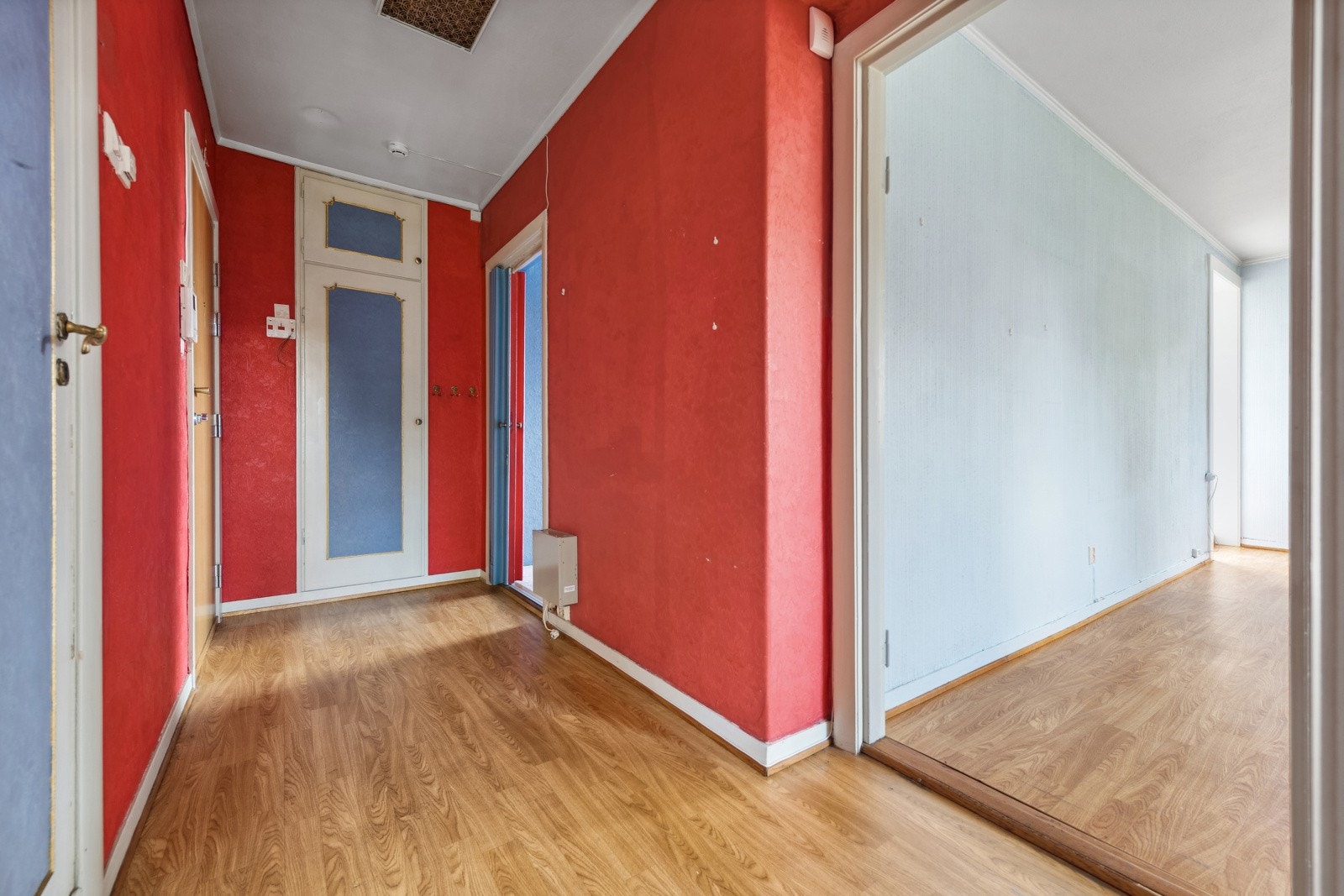 Entre med plass til oppbevaring av klær og sko. Galleribilde