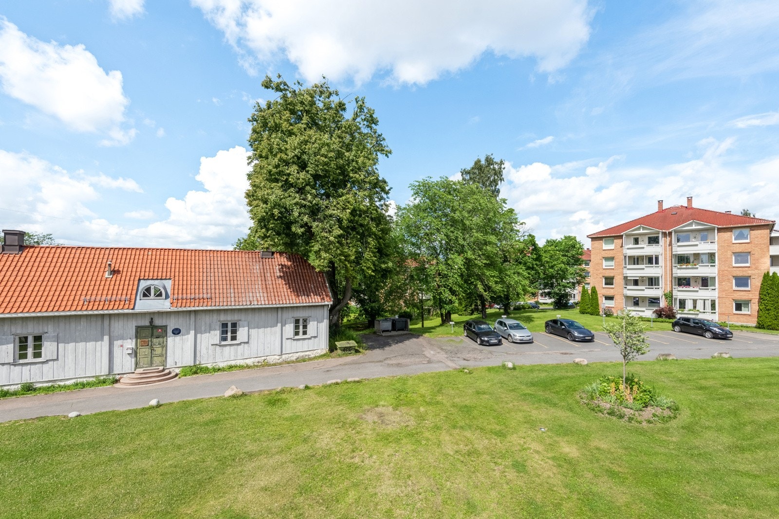 Parkmessige omgivelser. Galleribilde