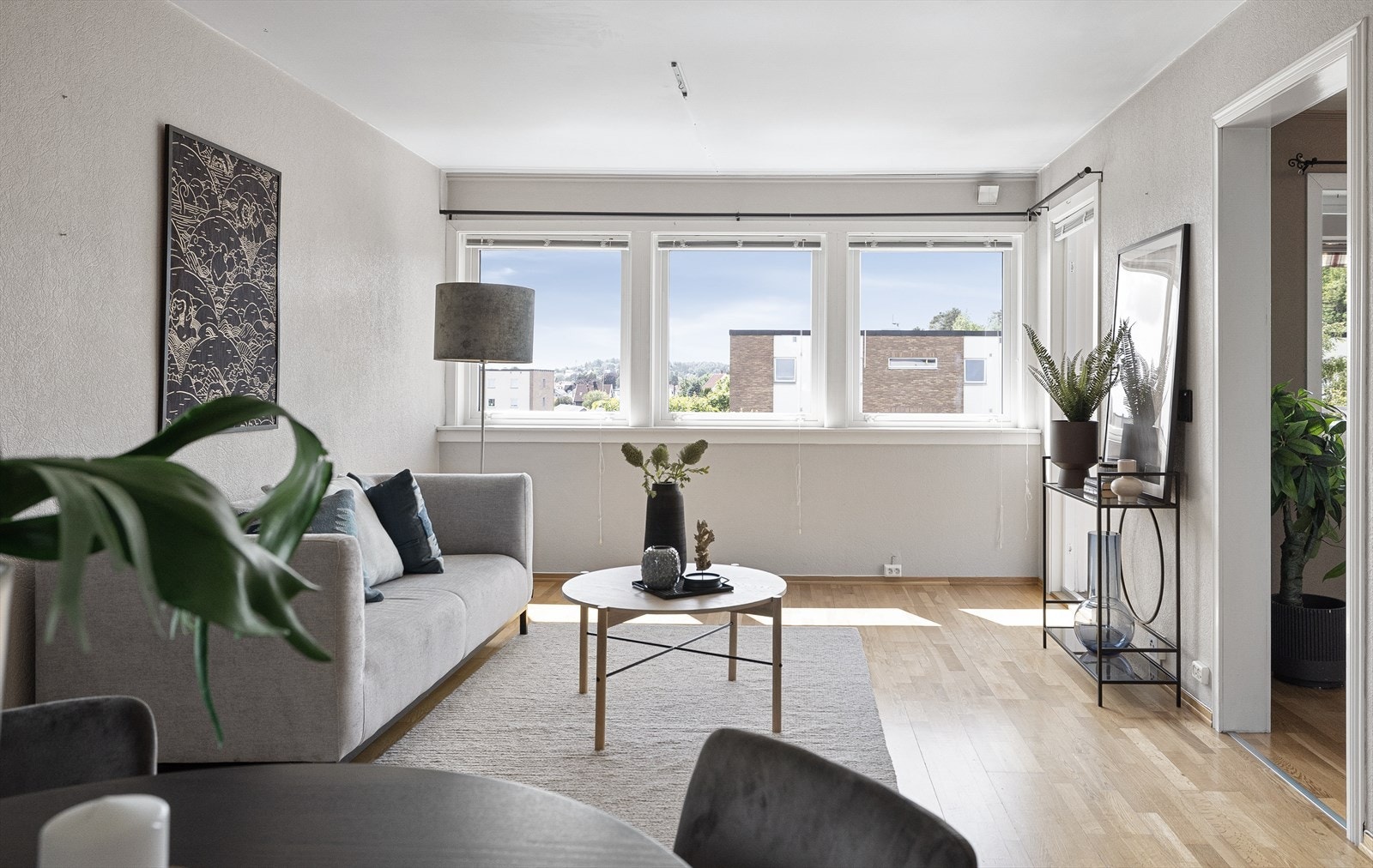 Her har du plass til en hyggelig sofakrok, stuebord, spiseplass og tv-benk Galleribilde