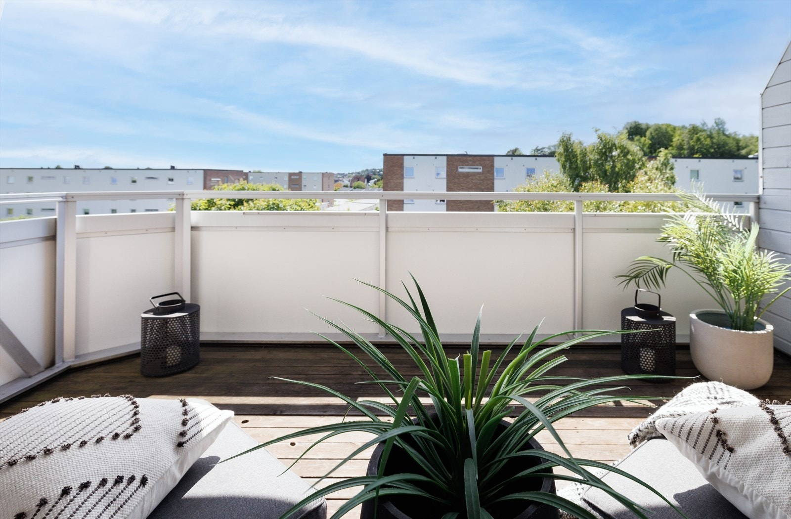 Boligen ligger høyt og fritt i byggets øverste etasje Galleribilde