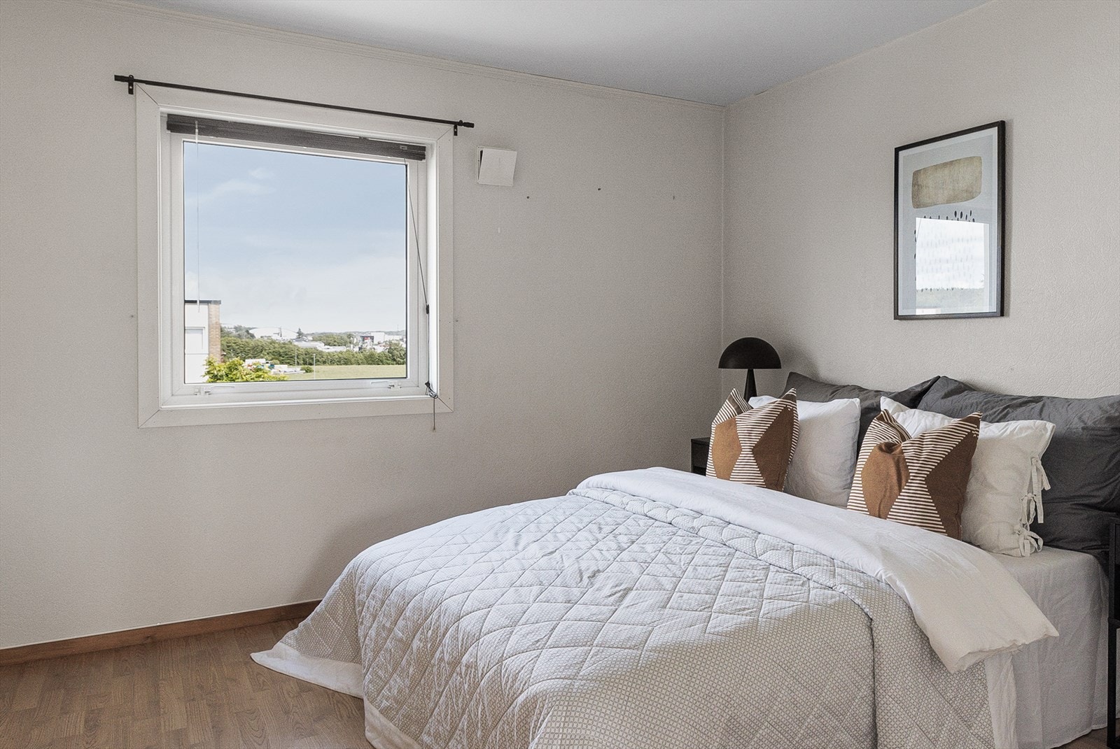 Rommet har god plass til dobbeltseng, nattbord og garderobe Galleribilde