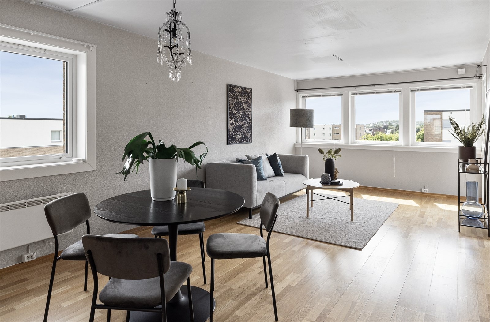 Store vindusflater som slipper inn rikelig med naturlig lys Galleribilde