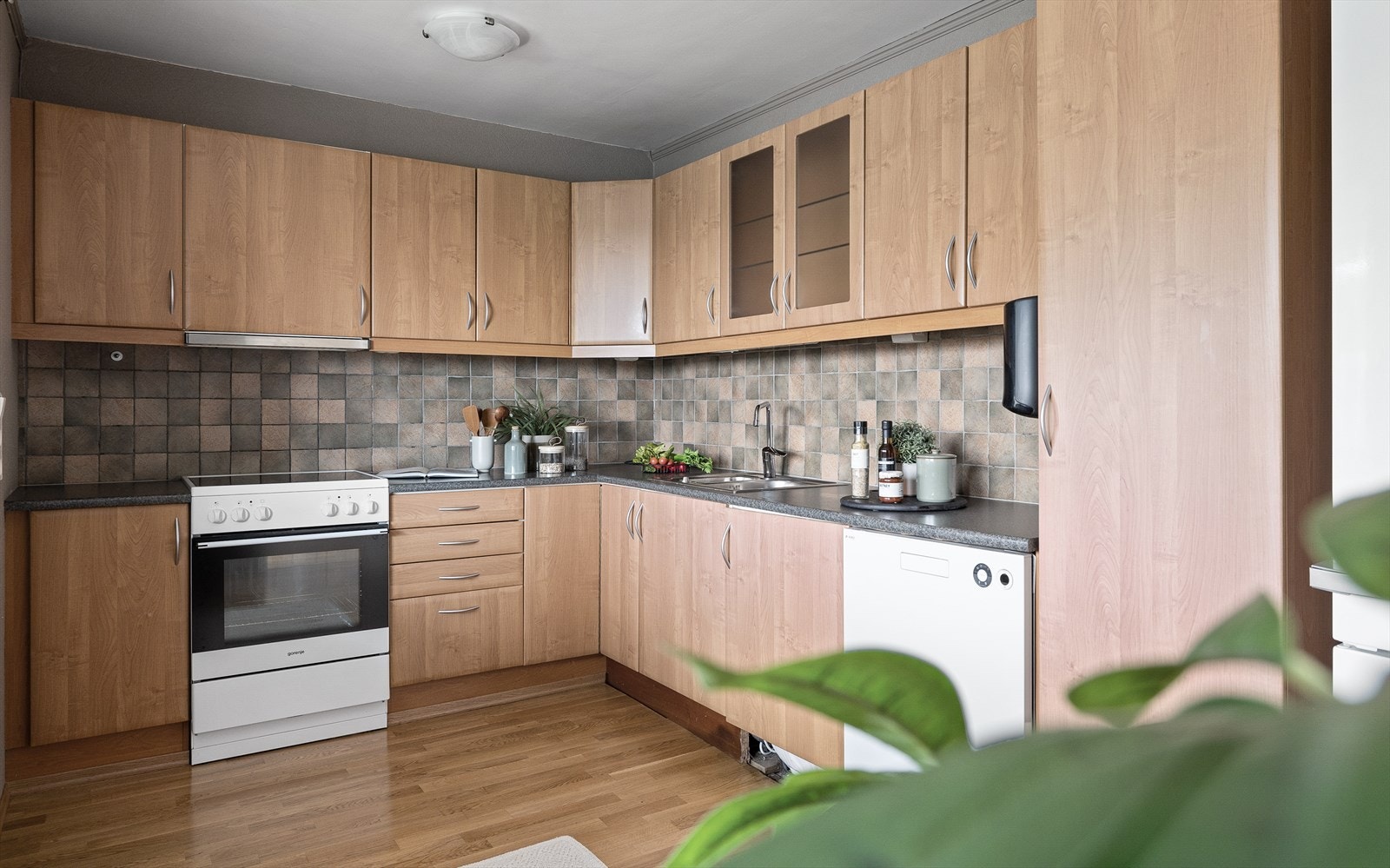 Varmtvannsbereder er plassert under kjøkkenbenken Galleribilde