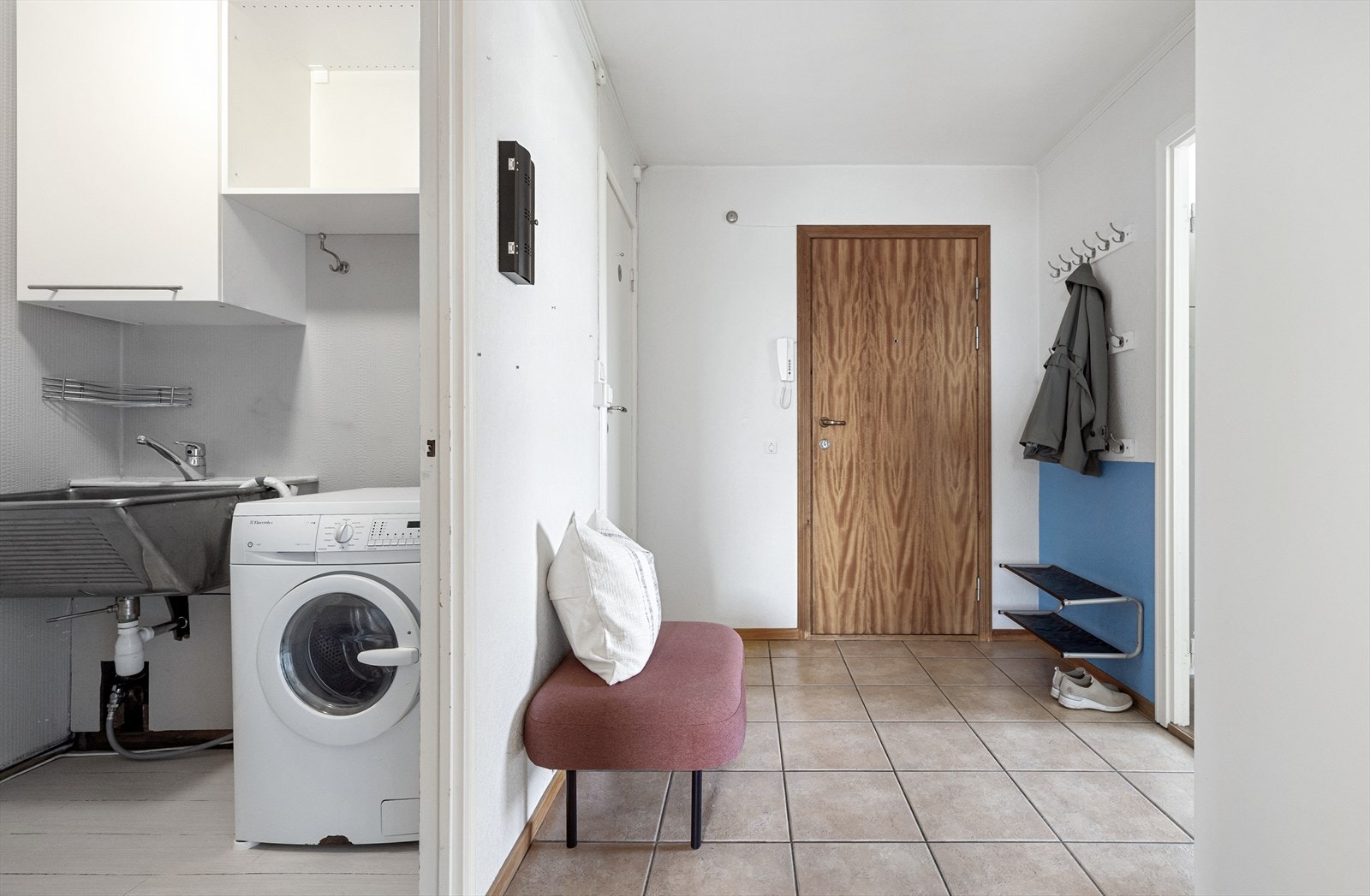 Romslig entré med god plass til å henge fra seg yttertøy Galleribilde