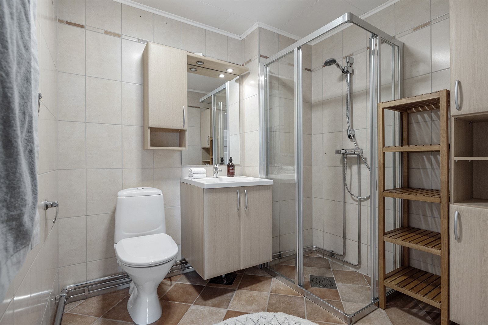 Lyst flislagt baderom med elektriske varmekabler i gulv Galleribilde