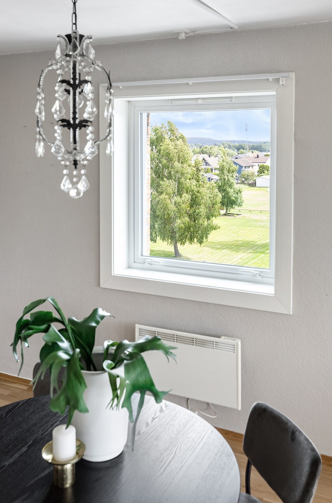 Grønt og frodig utsyn fra stuevinduene Galleribilde