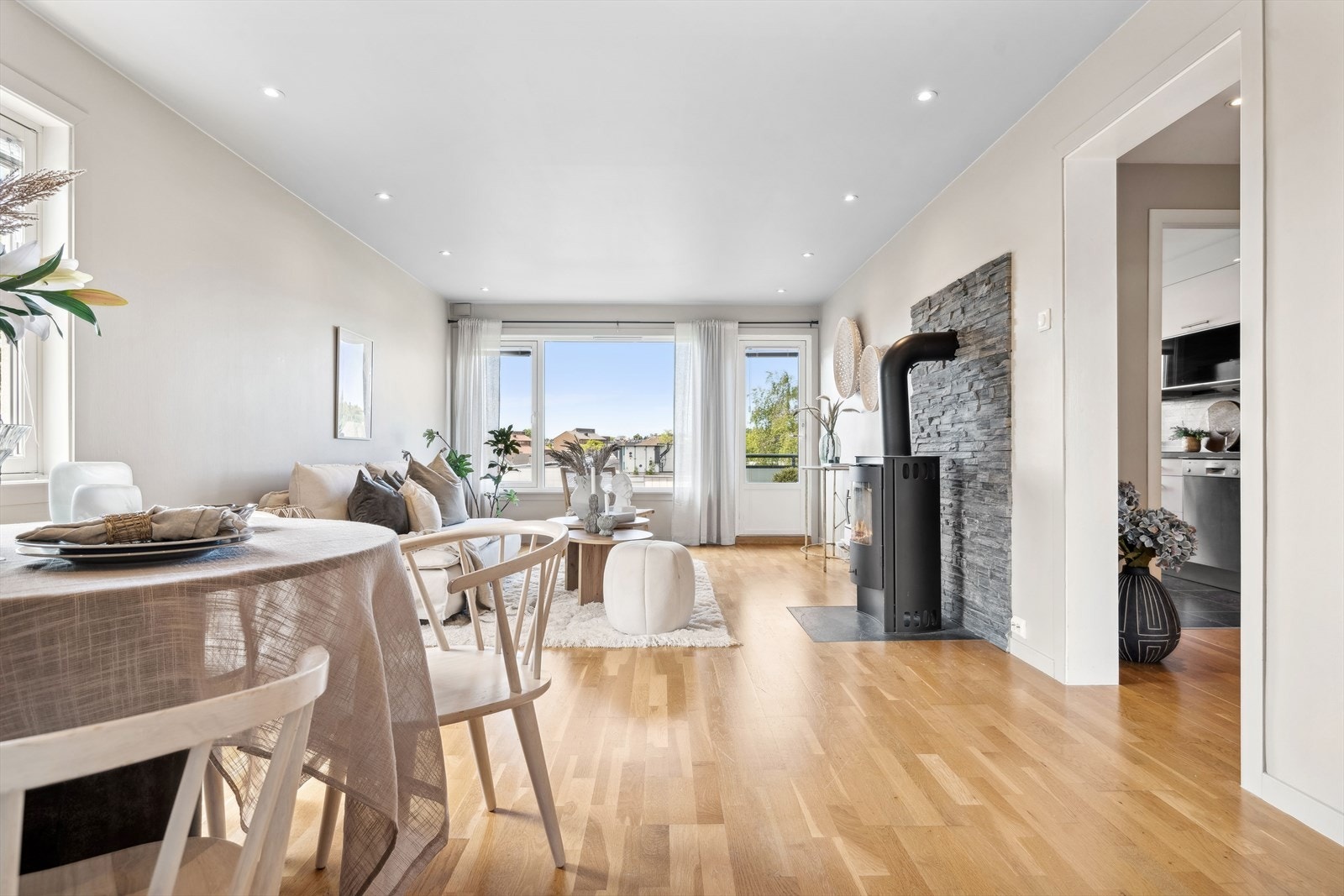 I stuen er det god plass til både sofakrok og spisebord Galleribilde