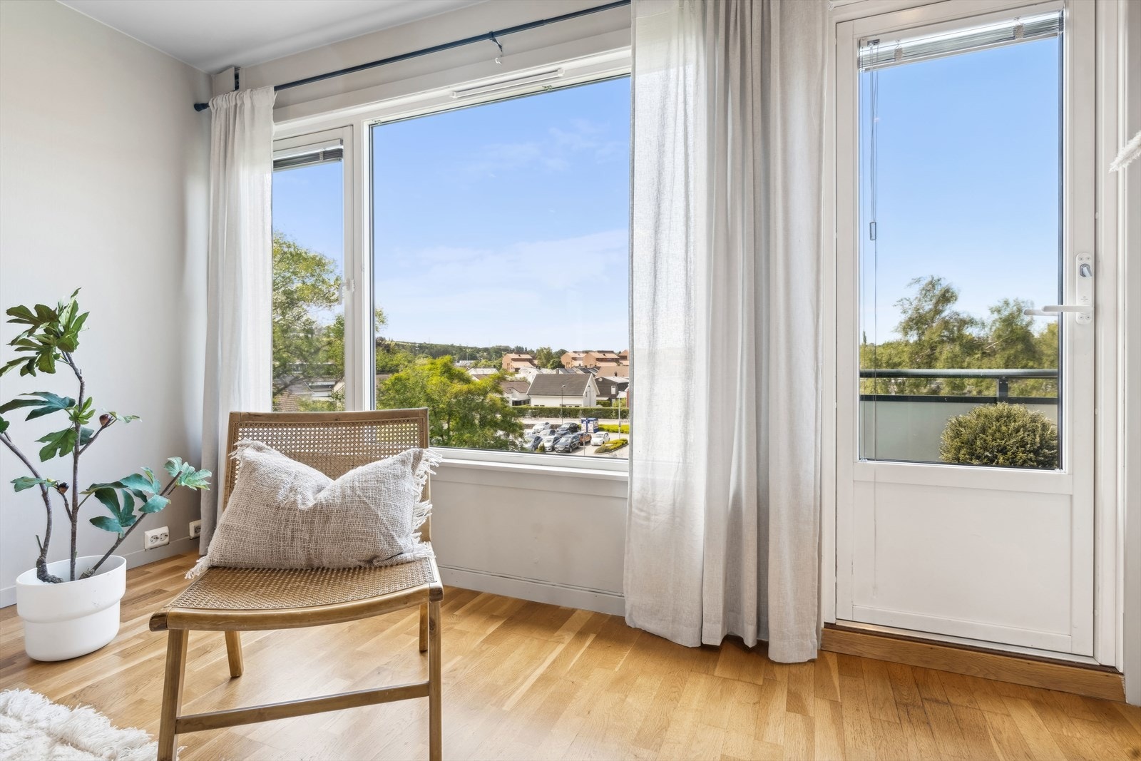 Fra stuen er det utgang til en solrik balkong med god utsikt Galleribilde