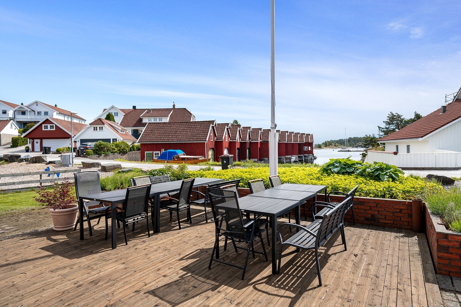 Uteplassen til aktivitetshuset Galleribilde