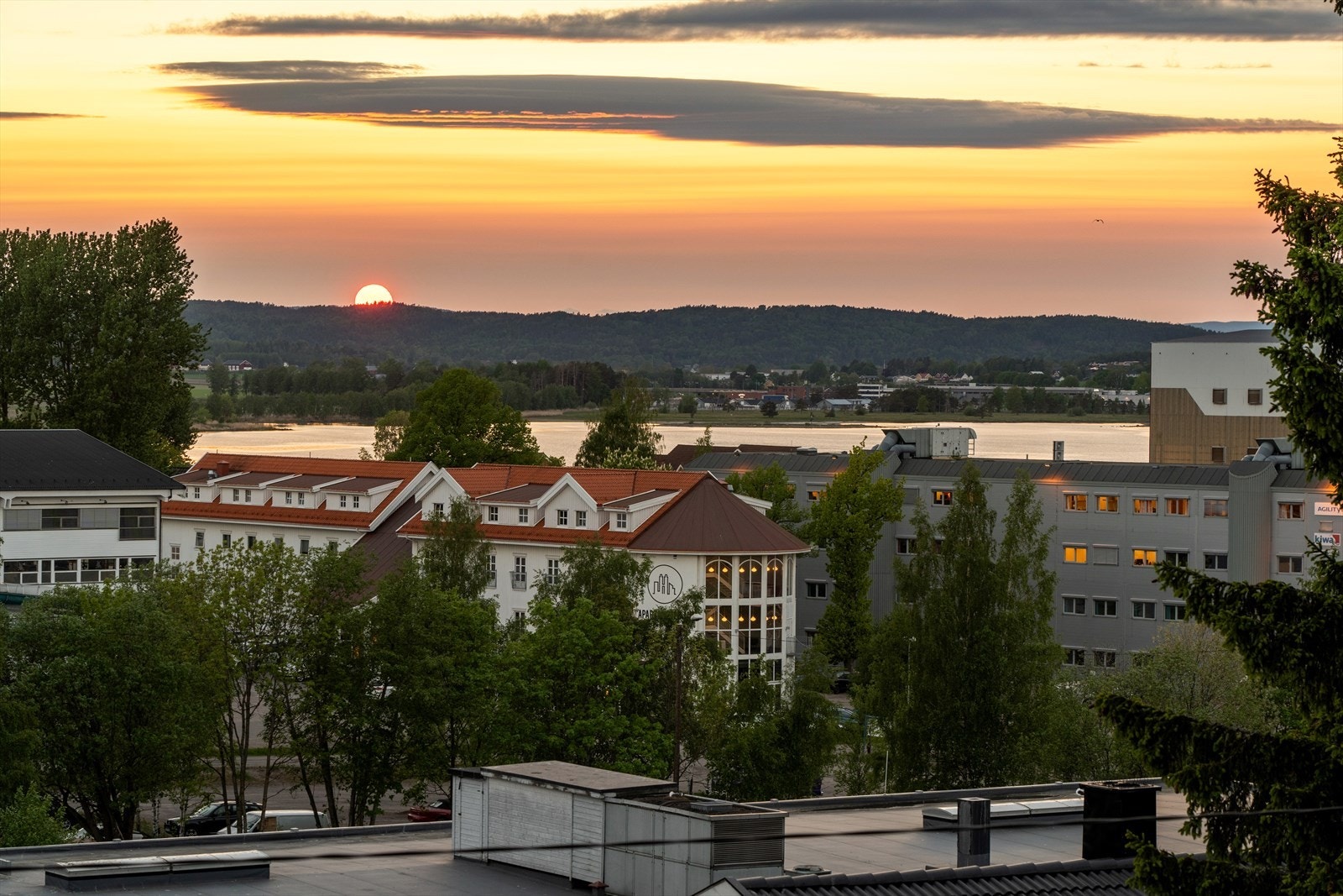 Kveldssolen er magisk fra toppterrassen Galleribilde