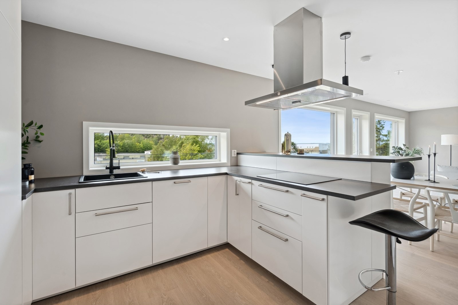 Godt med benk- og skapplass Galleribilde