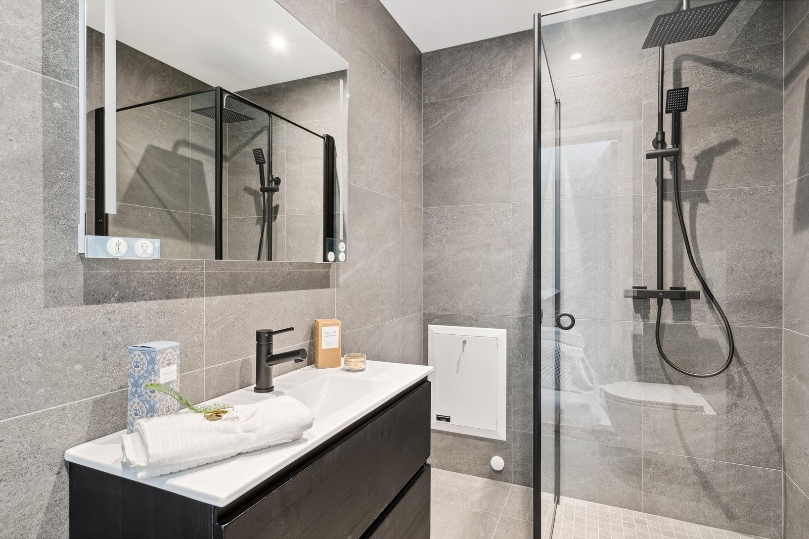 Alle badene har speil med 2 stikk og USBL lading Galleribilde