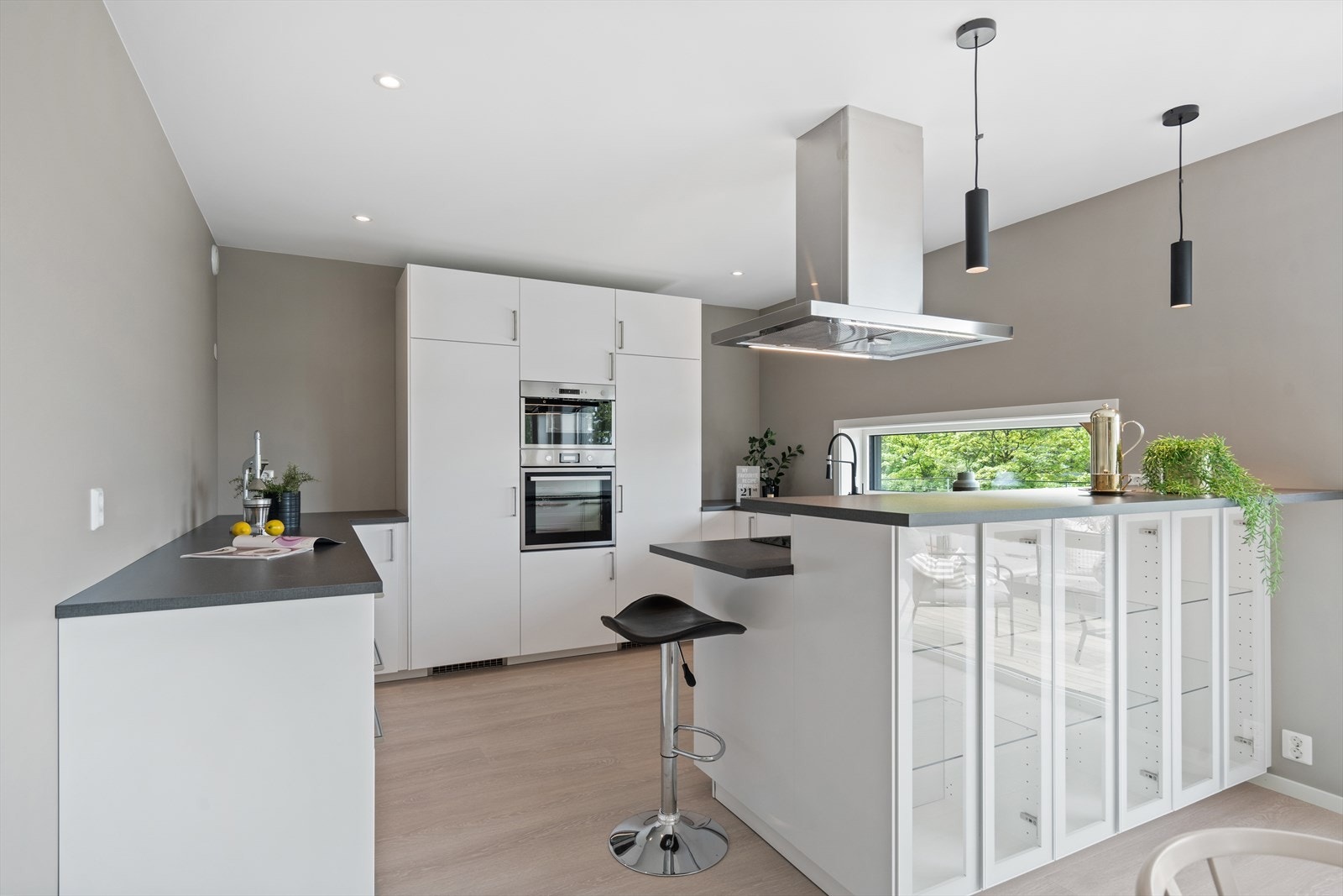 Kjøkkenet er fullutstyrt og har kjøl og frys i hel lengde Galleribilde