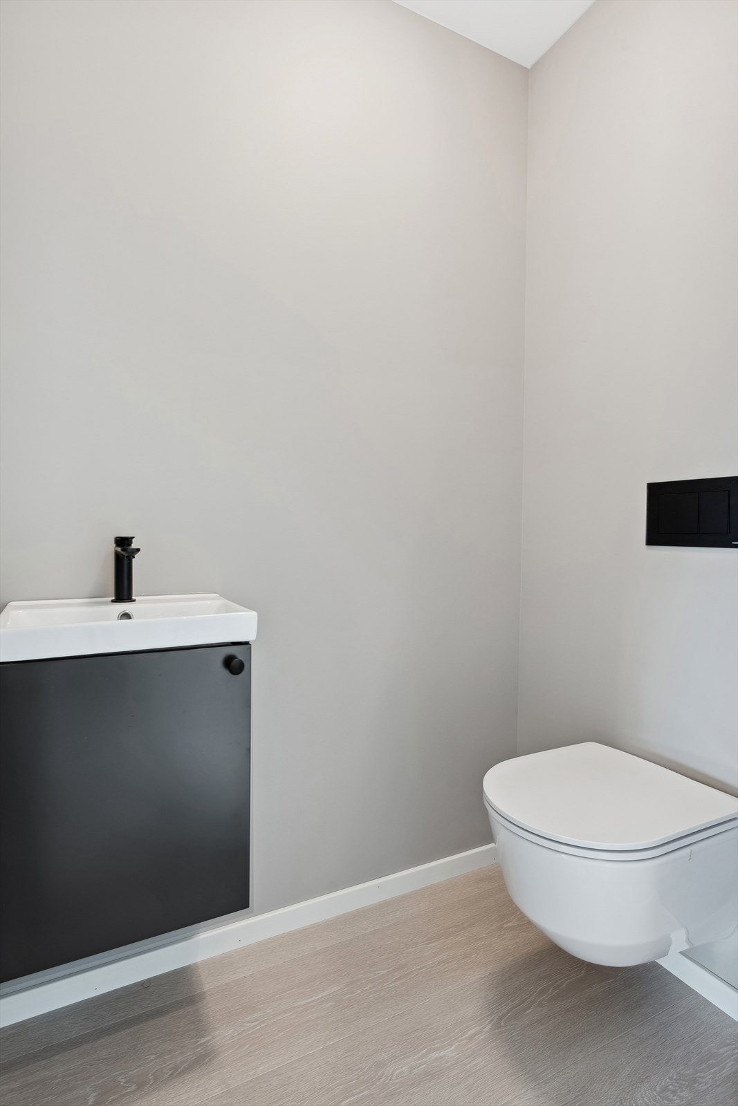 Rett ved utgang mot øst finner man et wc-rom Galleribilde