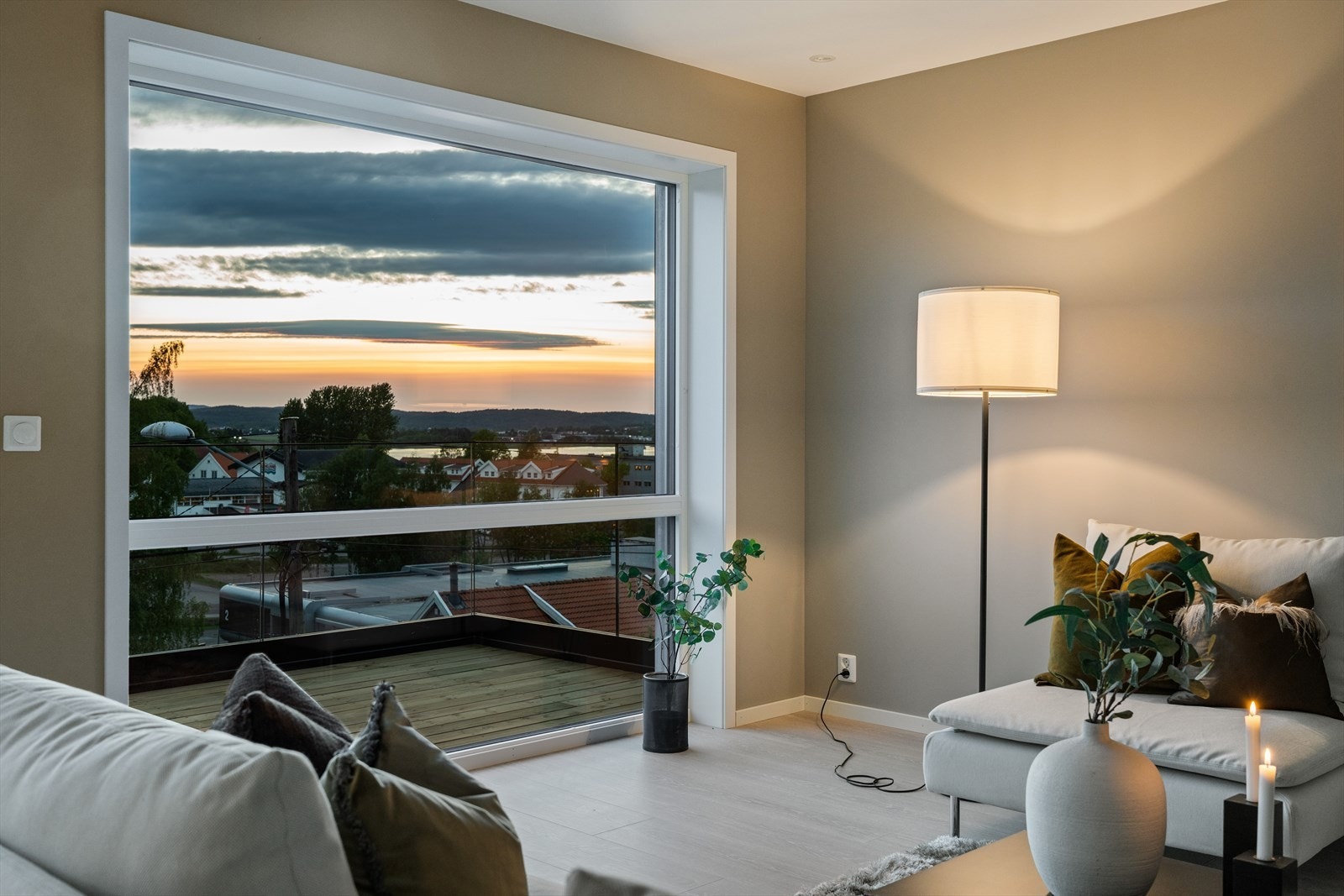 Solnedgangen kan også beskues fra stua Galleribilde