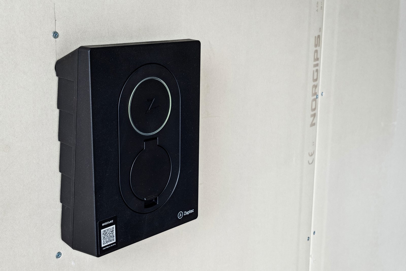 Med lader til el-bil fra Zaptec Galleribilde