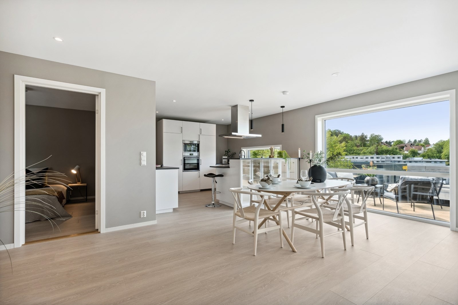 1-stavs parkett er gjennomgående i hele huset Galleribilde