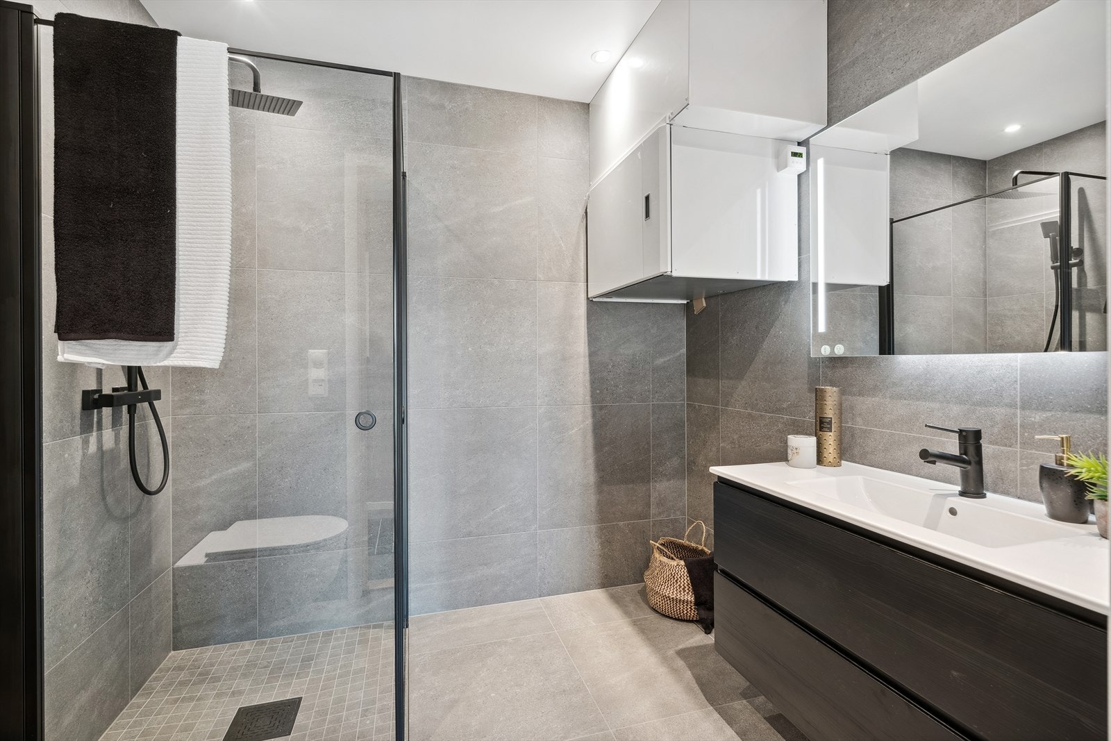 Helfliset bad med gulvvarme Galleribilde