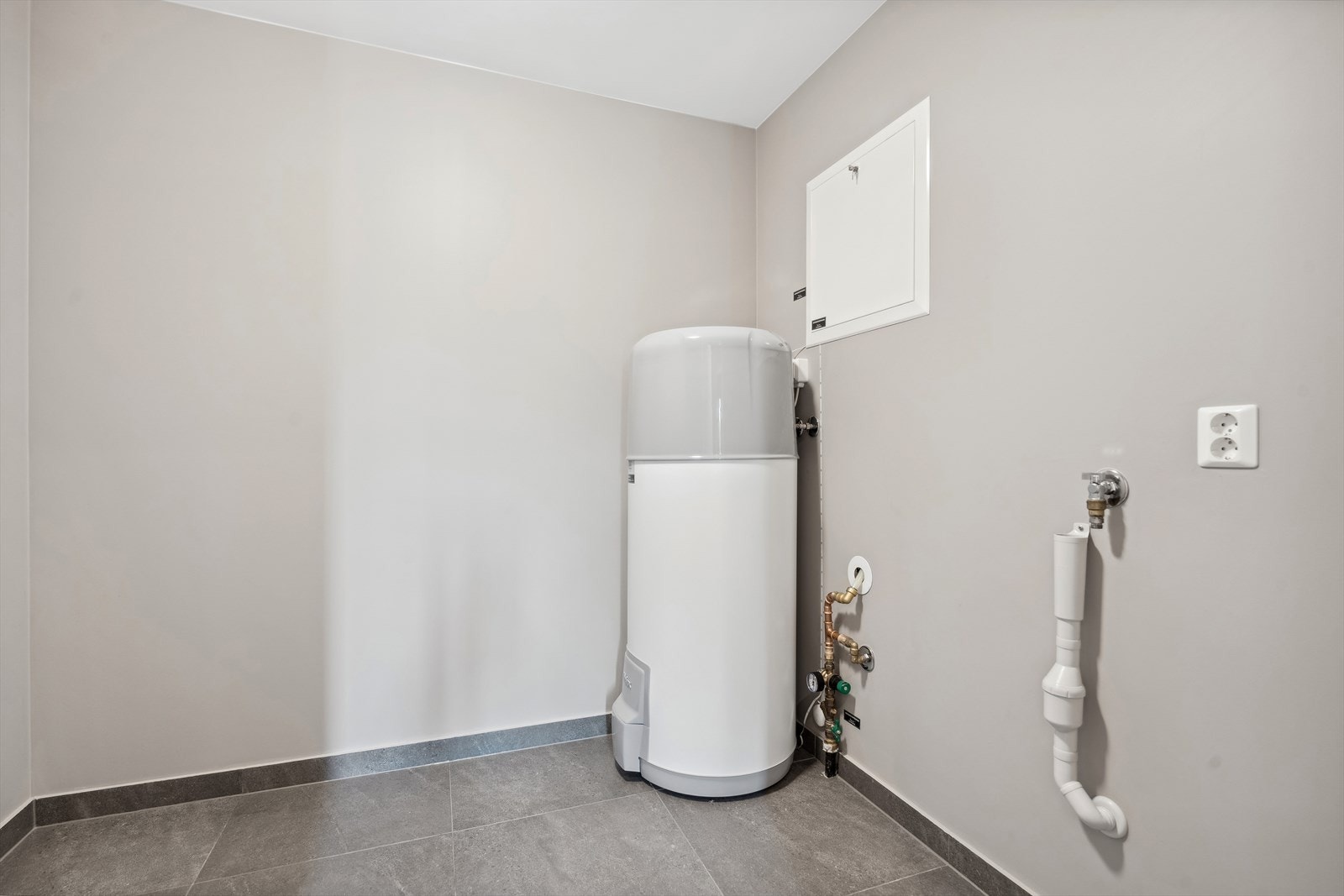 Rett ved entre er det et praktisk vaskerom/teknisk rom Galleribilde