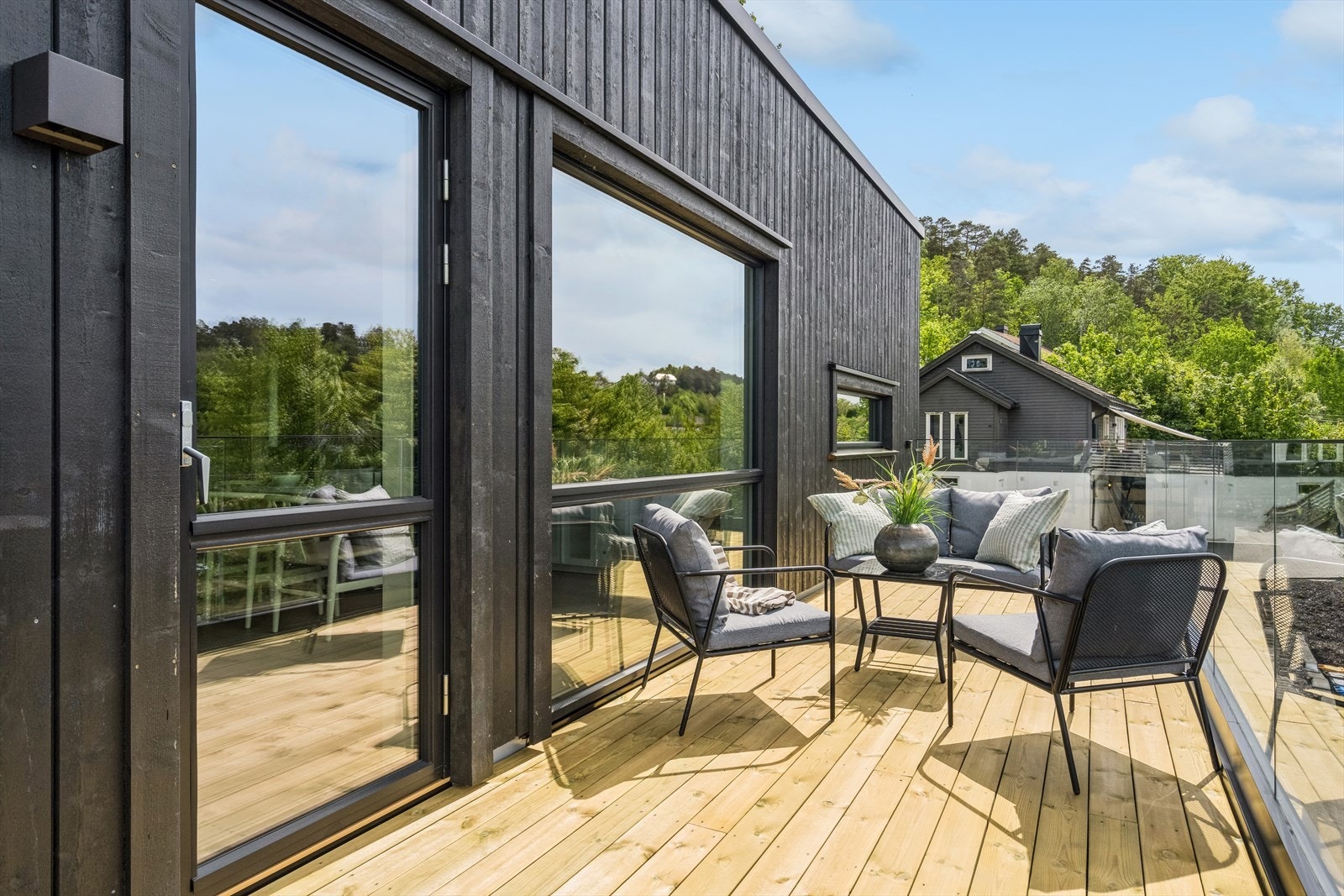 Terrassen ut fra stuen Galleribilde