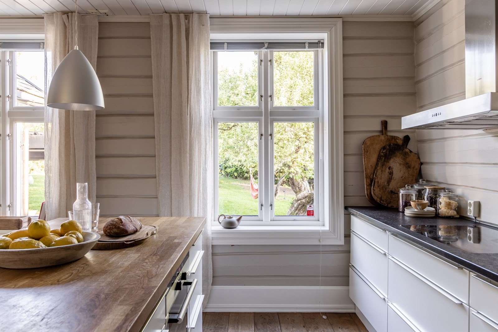Hyggelig utsyn mot hagen Galleribilde