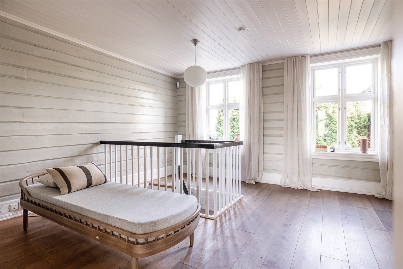 Store vinduer og godt lysinnfall er stikkord for dette huset. Det er lagt pent enstavs gulv i hele 1. og 2. etasje. Galleribilde