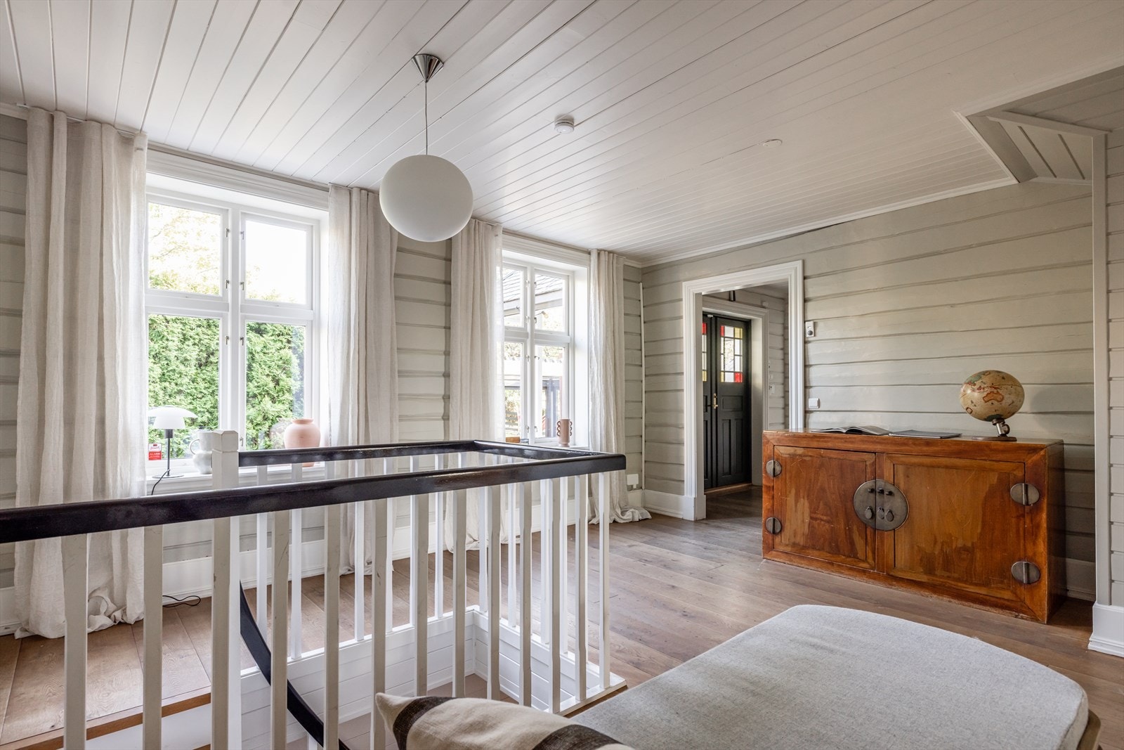 Fra trapperom i 1. etasje er det adkomst ned til kjeller. Trapperommet har gode muligheter for oppbevaringsløsninger Galleribilde
