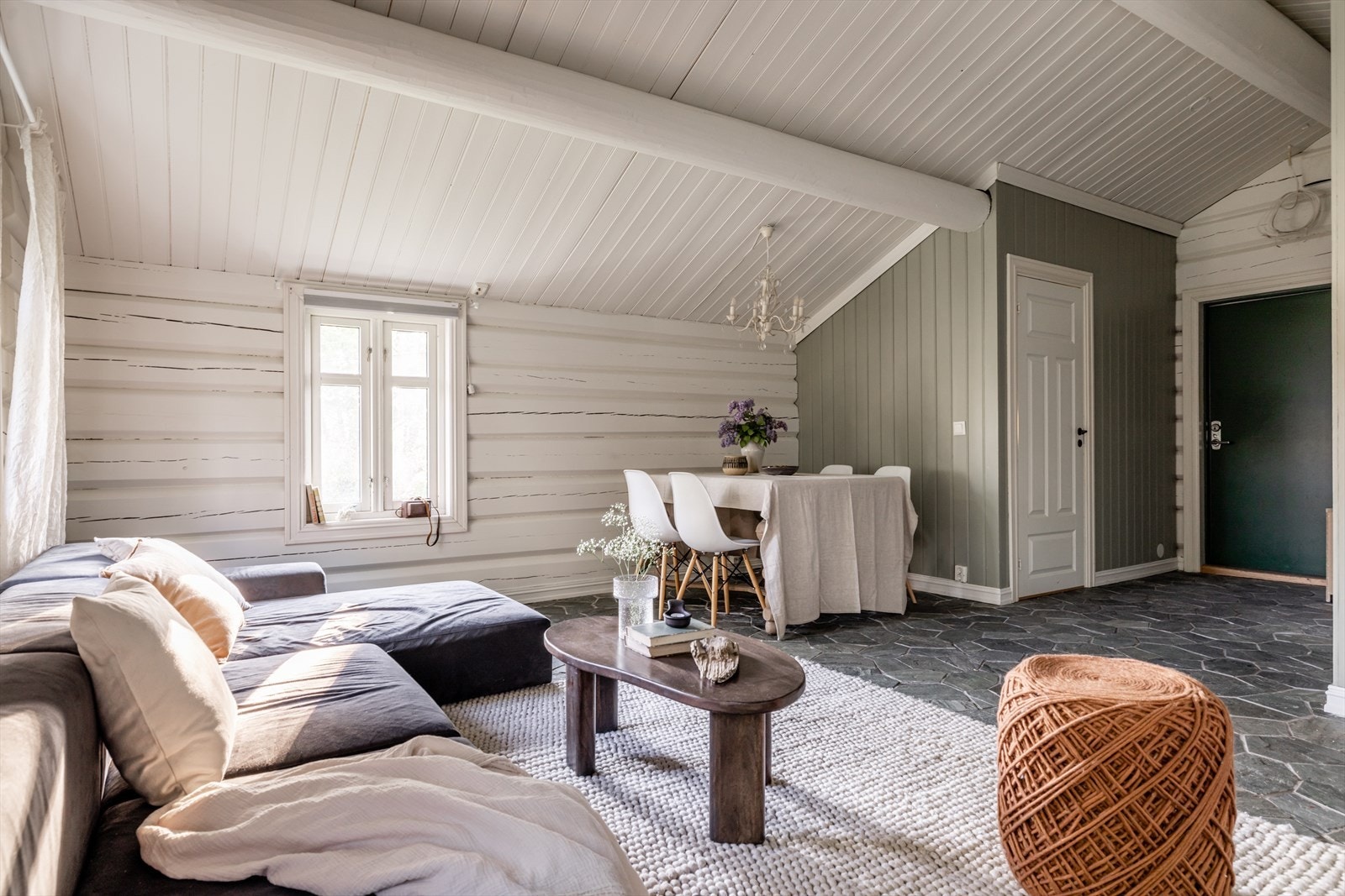 Stuen har god plass til både sofagruppe og spisebord Galleribilde