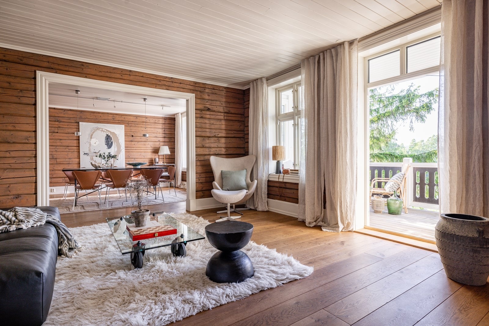 Stue 2 har også rikelig med plass til sofagruppe og adkomst til herlig glassveranda Galleribilde