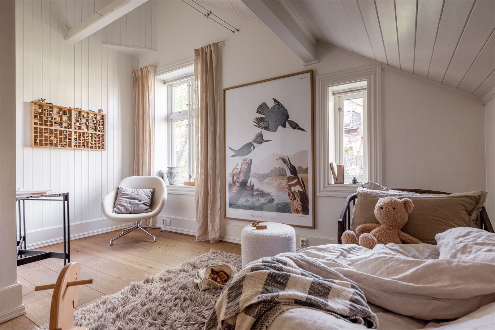 Soverom 3 er et hyggelig soverom med den samme fine takhøyden og godt lysinnslipp Galleribilde
