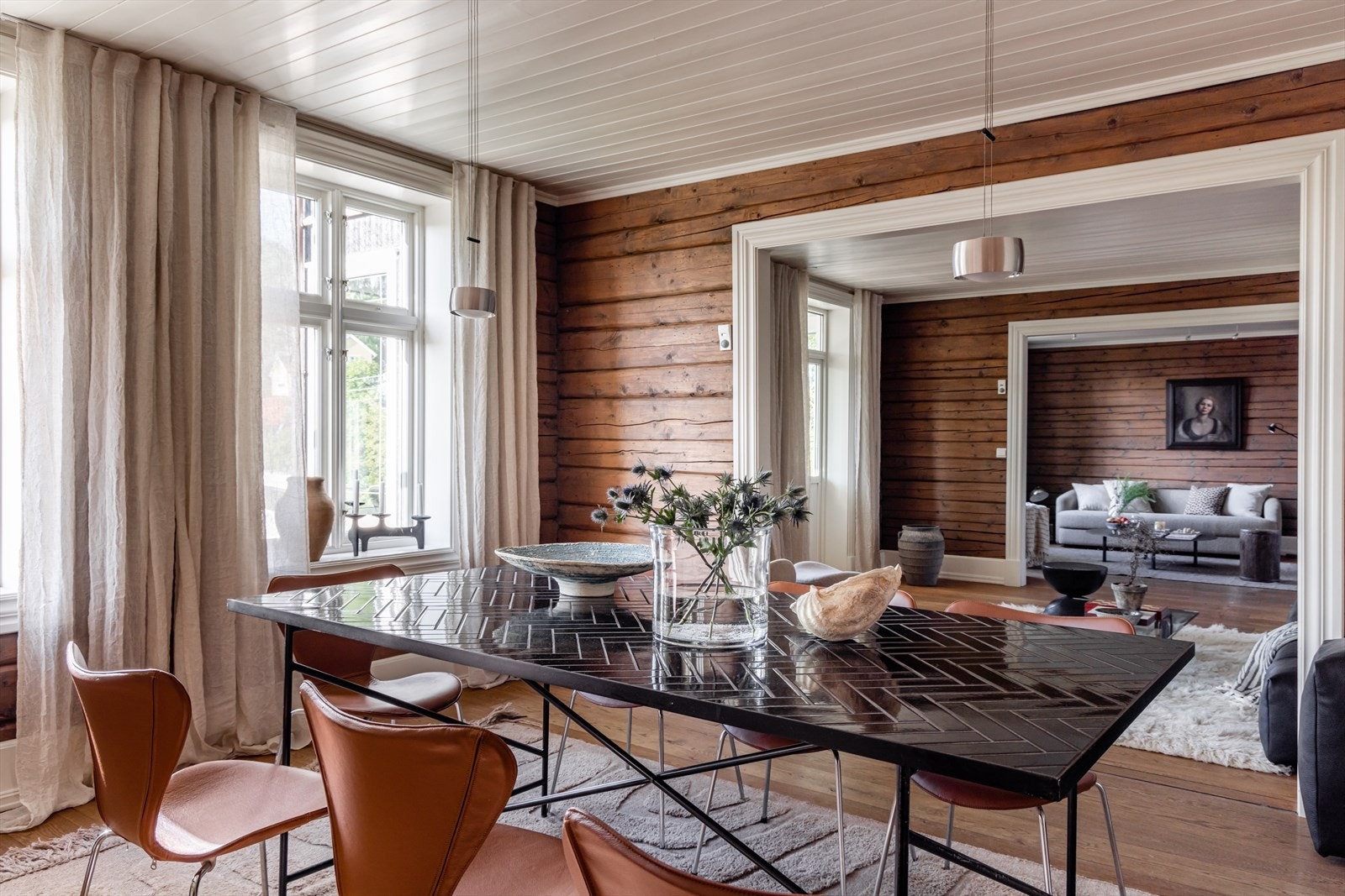 Det er god plass til langbord i spisestuen. Her kan du samle venner og familie til hyggelige lag. Galleribilde