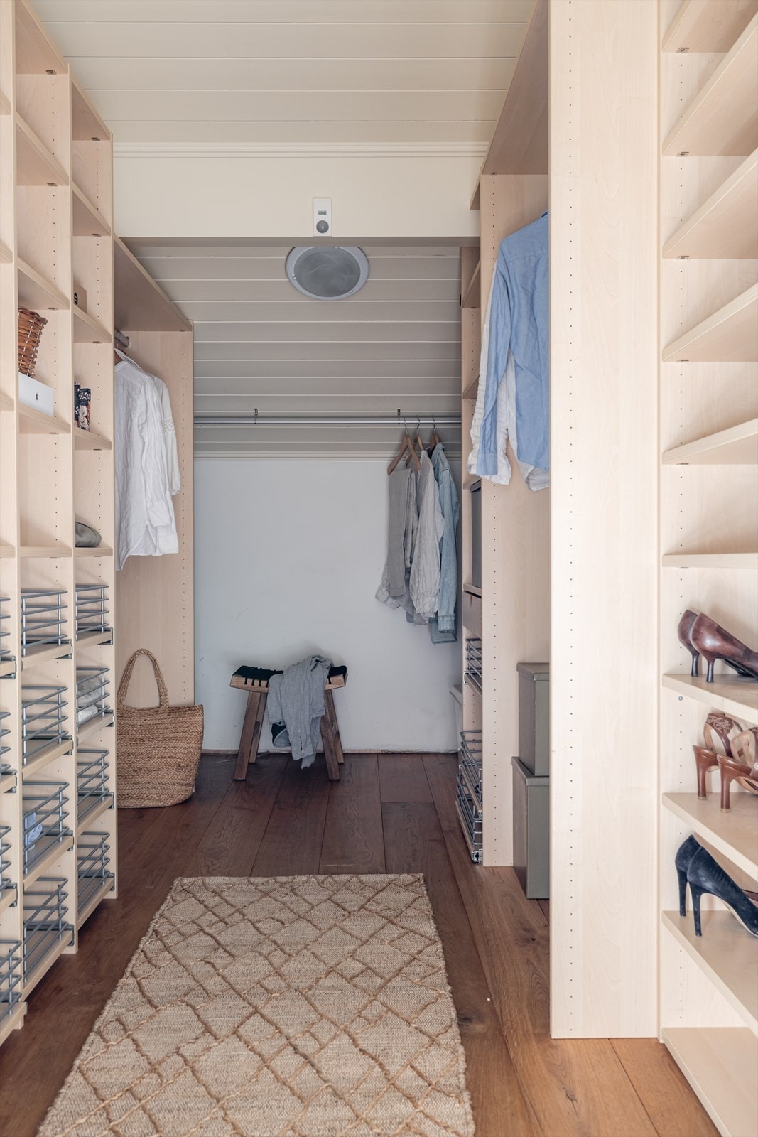 Walk-in closet med praktiske hylleløsninger Galleribilde