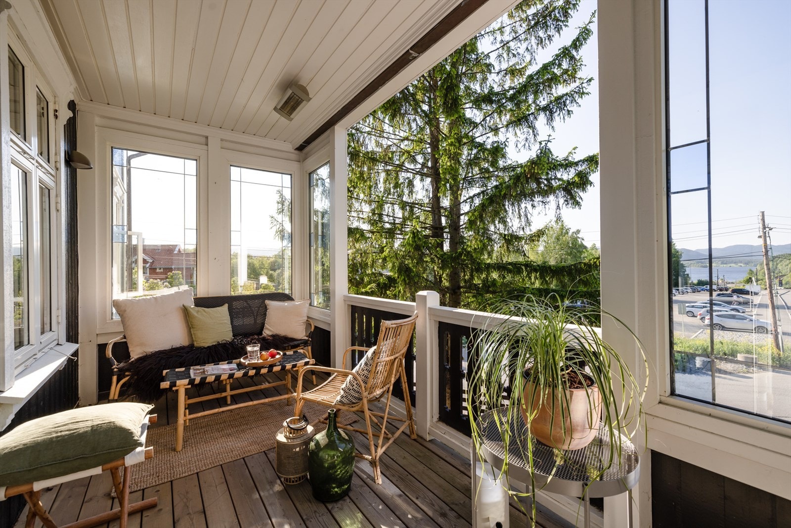 Flott veranda med god plass til møblement. En lun og hyggelig uteplass med utsyn mot Maridalsvannet Galleribilde
