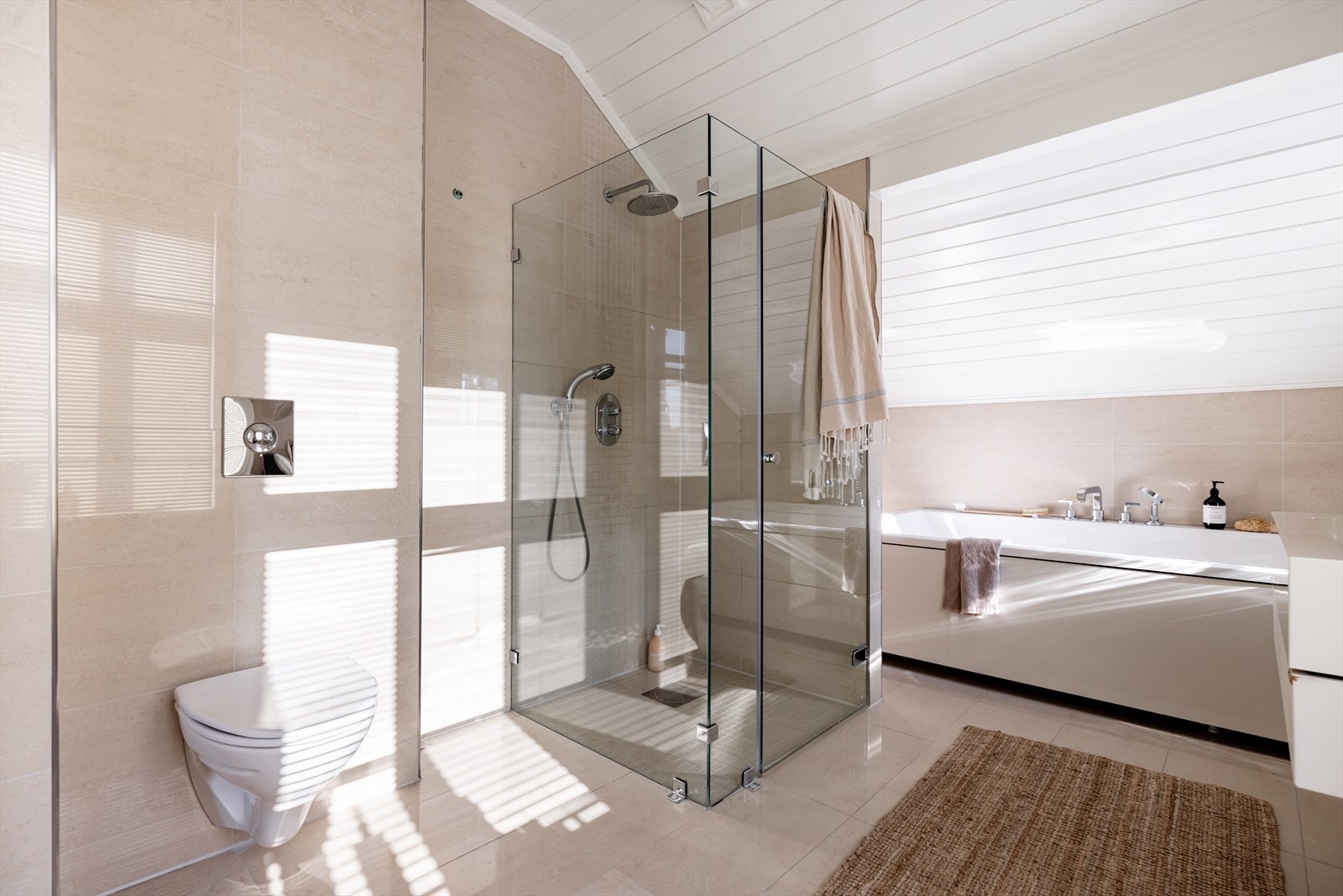 Hovedbadet er delikat innredet og har både dusjnisje og badekar. Badet er pusset opp i 2005. Galleribilde