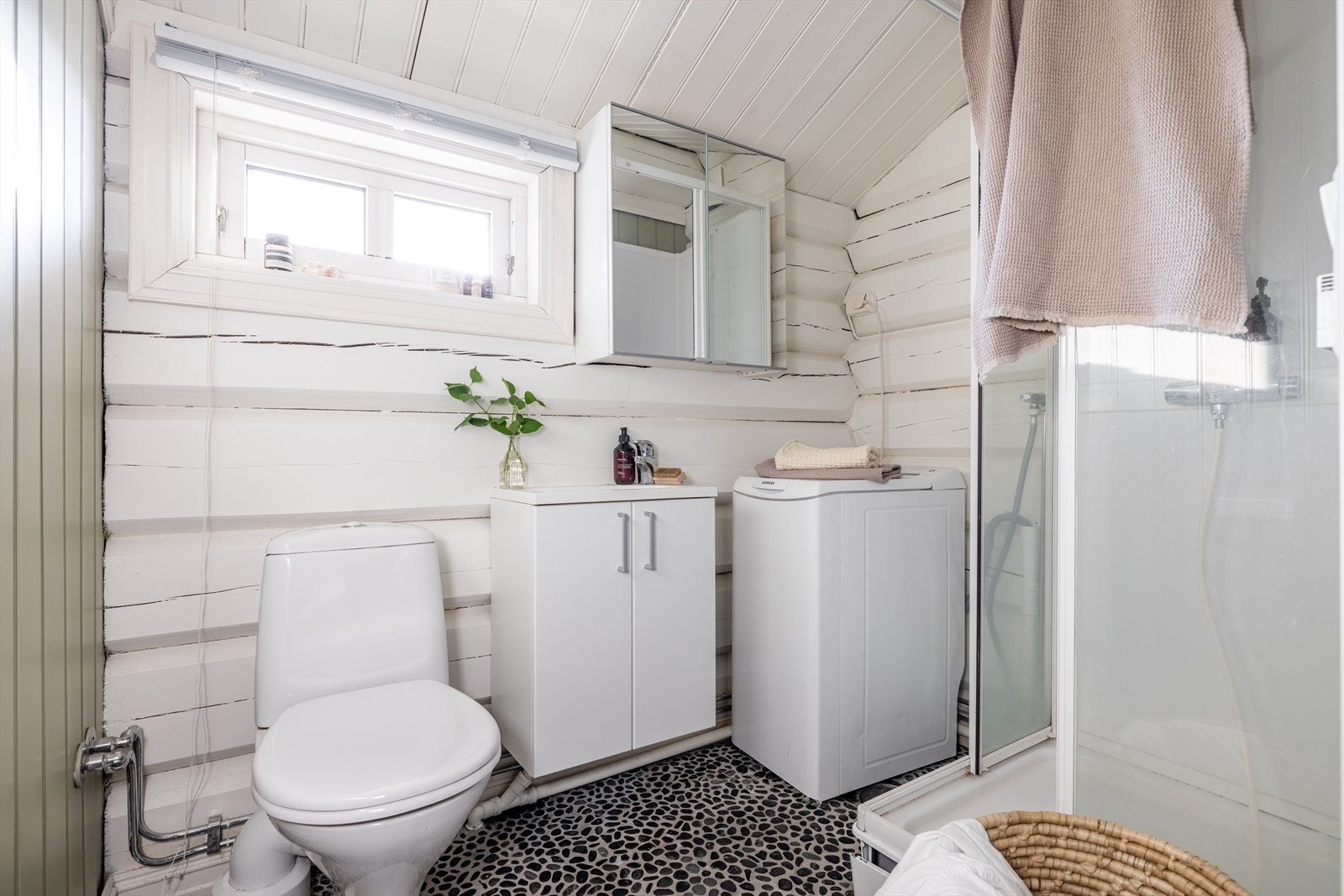 Annekset har et pent baderom med dusjkabinett, servant og wc. Her er det også opplegg til vaskemaskin. Galleribilde