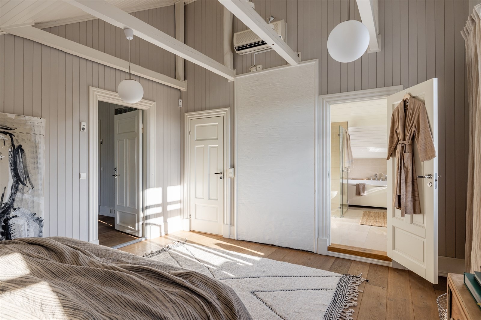 Hovedsoverom har privat baderom samt adkomst til walk-in closet Galleribilde