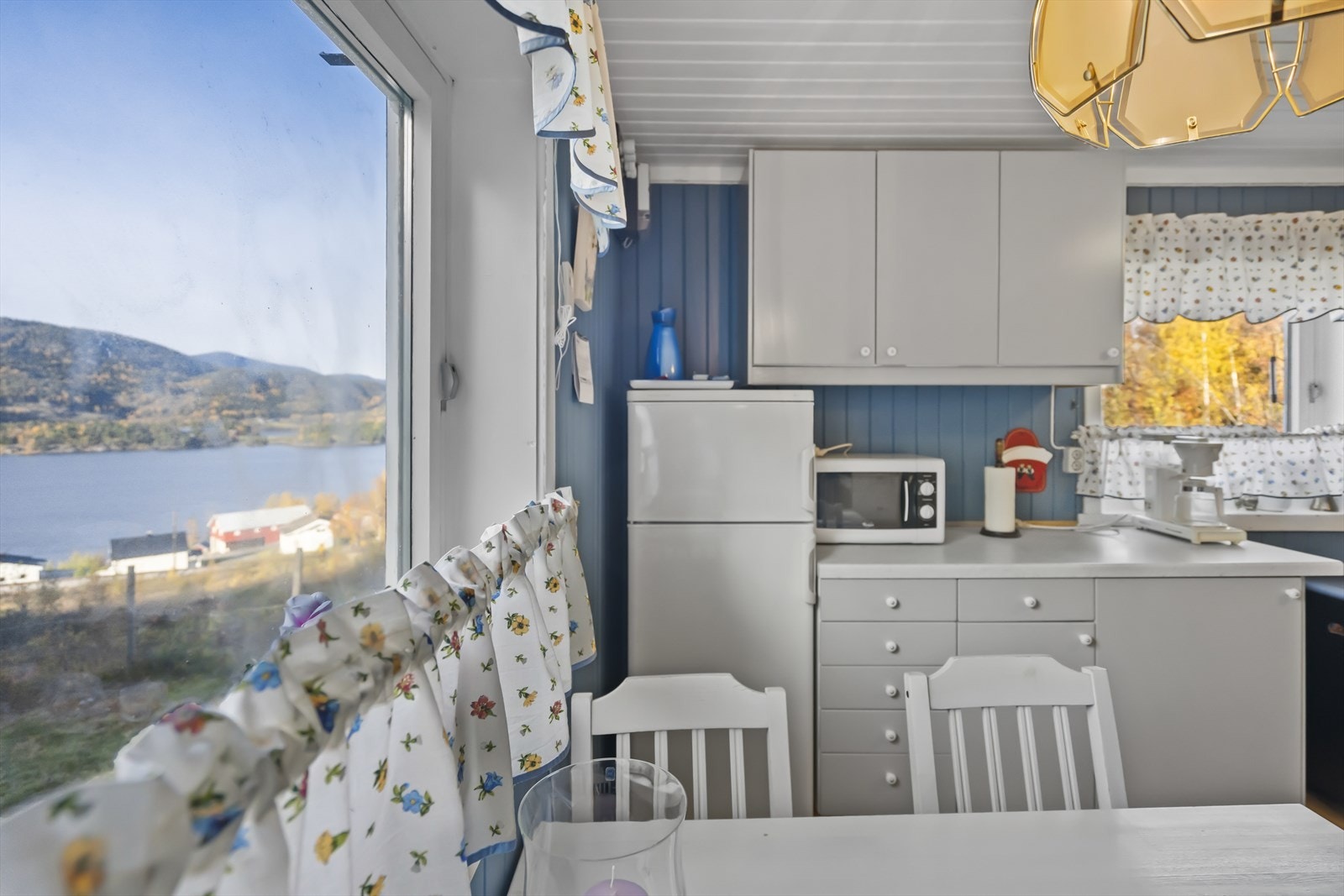 Herfra kan utsikten over fjord og fjell nytes Galleribilde