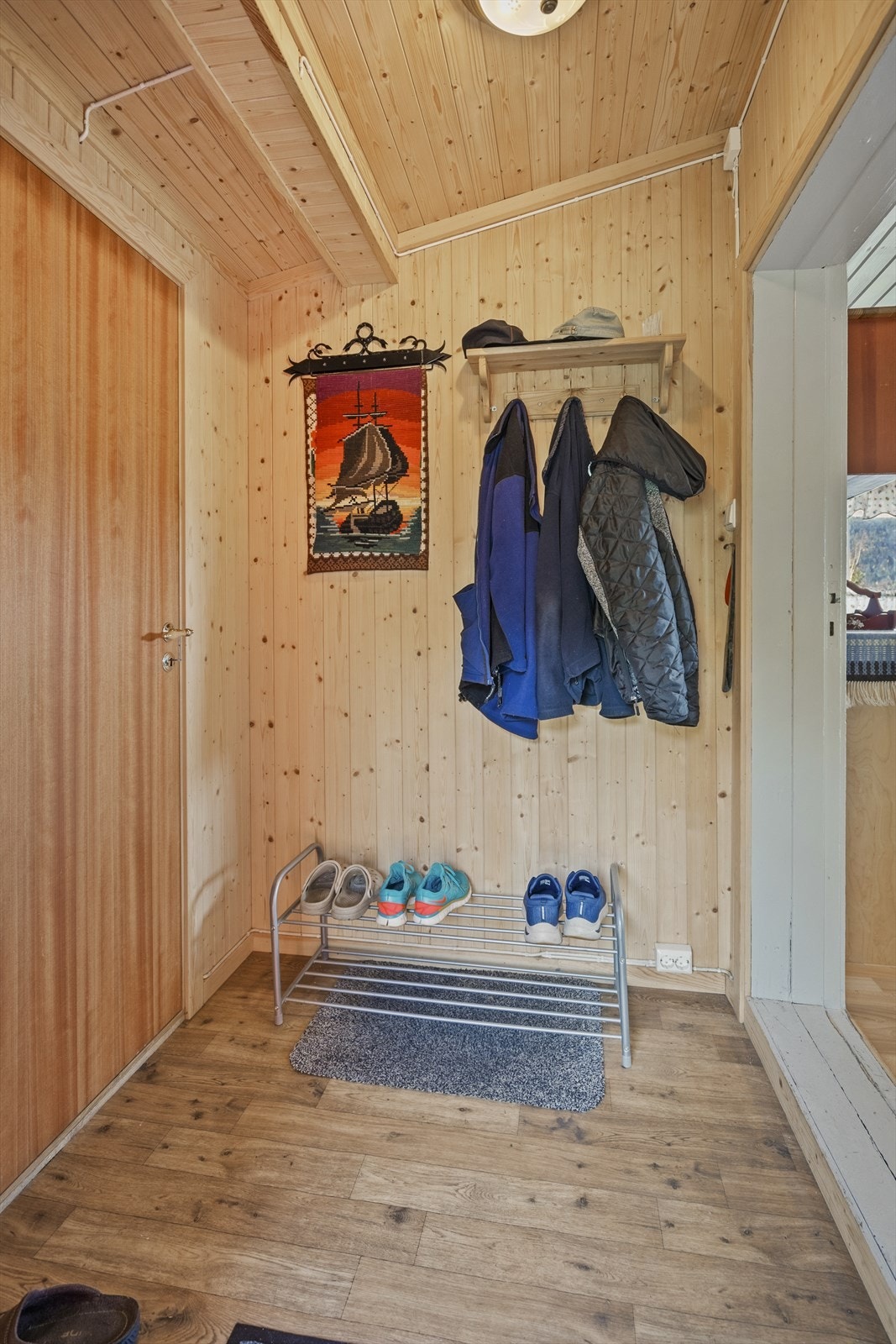 Entrégang med plass for å henge av seg yttertøyet og parkere skoene. Galleribilde