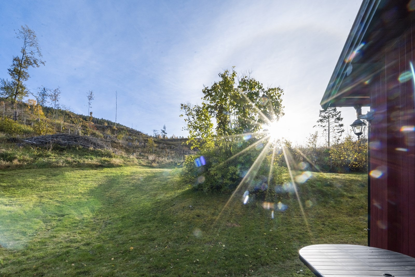 Eiendommen har gode solforhold, og ligger åpent og luftig til. Galleribilde