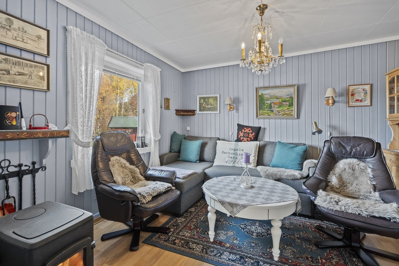 Hyggelig stue med vedfyring. Galleribilde